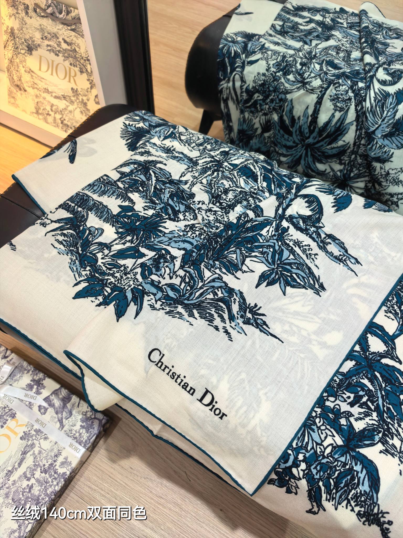 ❄RDO2536
双面同色  140x140cm 70%羊绒30%真丝
迪奥《》