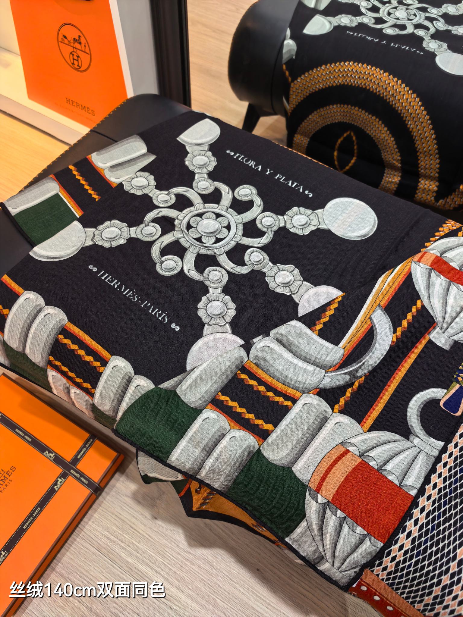 ❄RHMS2556
双面同色  140x140cm 70%羊绒30%真丝
爱马仕《银花集》