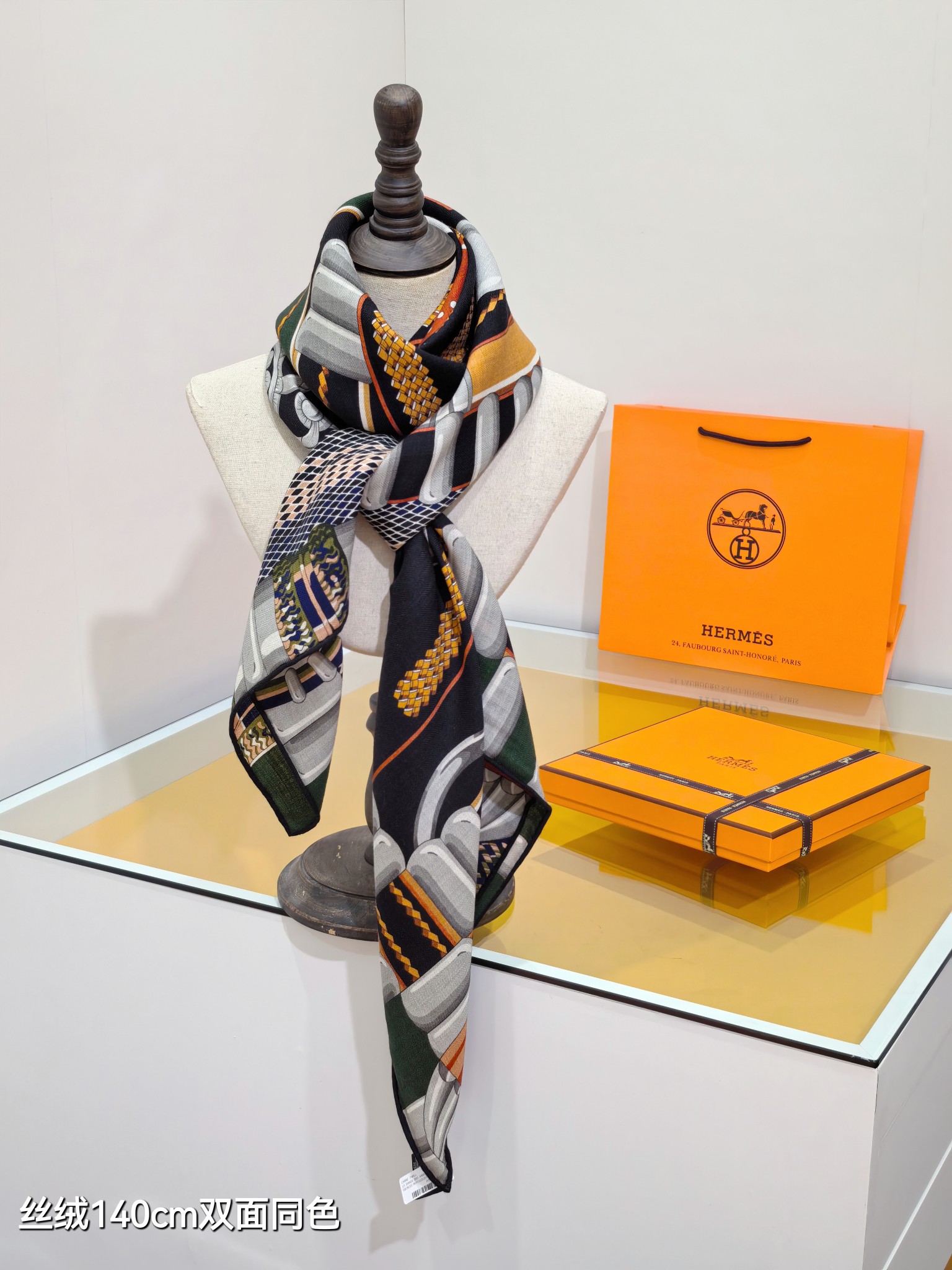 ❄RHMS2556
双面同色  140x140cm 70%羊绒30%真丝
爱马仕《银花集》