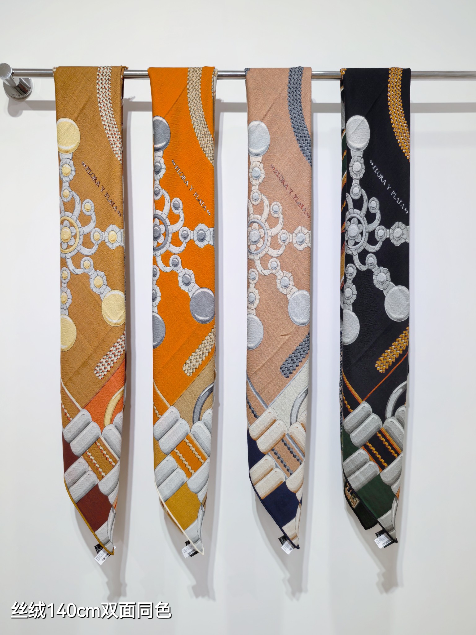 ❄RHMS2556
双面同色  140x140cm 70%羊绒30%真丝
爱马仕《银花集》