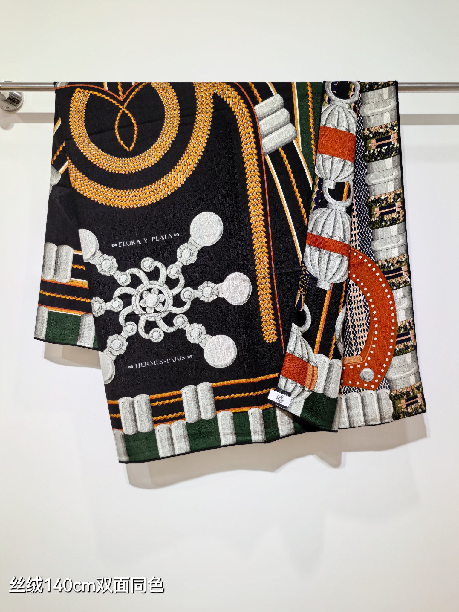 ❄RHMS2556
双面同色  140x140cm 70%羊绒30%真丝
爱马仕《银花集》