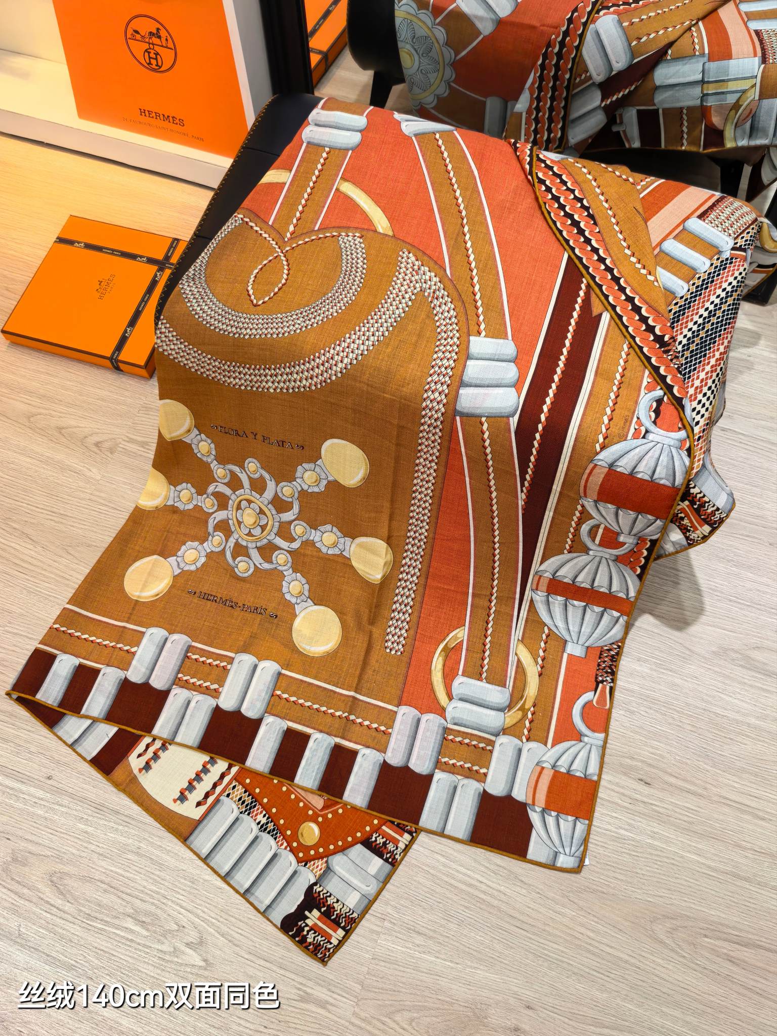 ❄RHMS2556
双面同色  140x140cm 70%羊绒30%真丝
爱马仕《银花集》