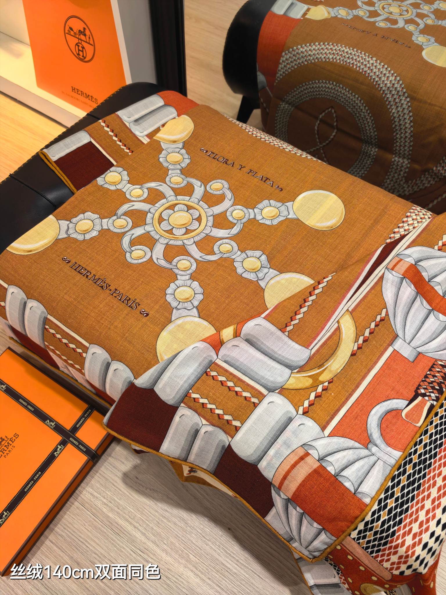 ❄RHMS2556
双面同色  140x140cm 70%羊绒30%真丝
爱马仕《银花集》