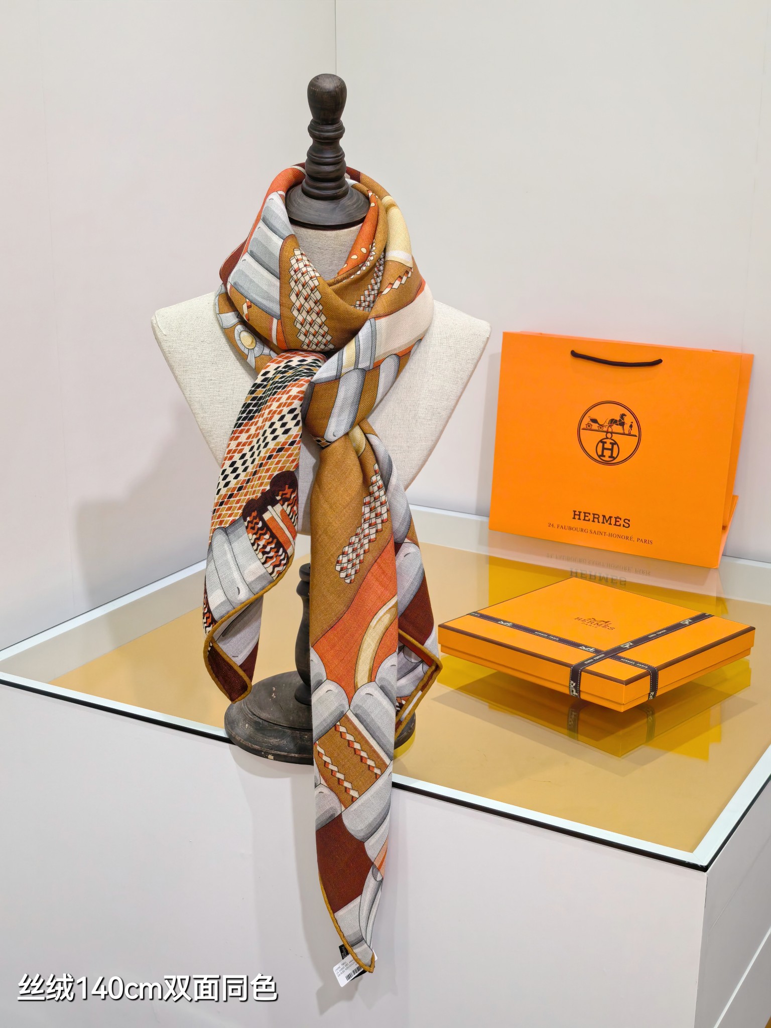 ❄RHMS2556
双面同色  140x140cm 70%羊绒30%真丝
爱马仕《银花集》