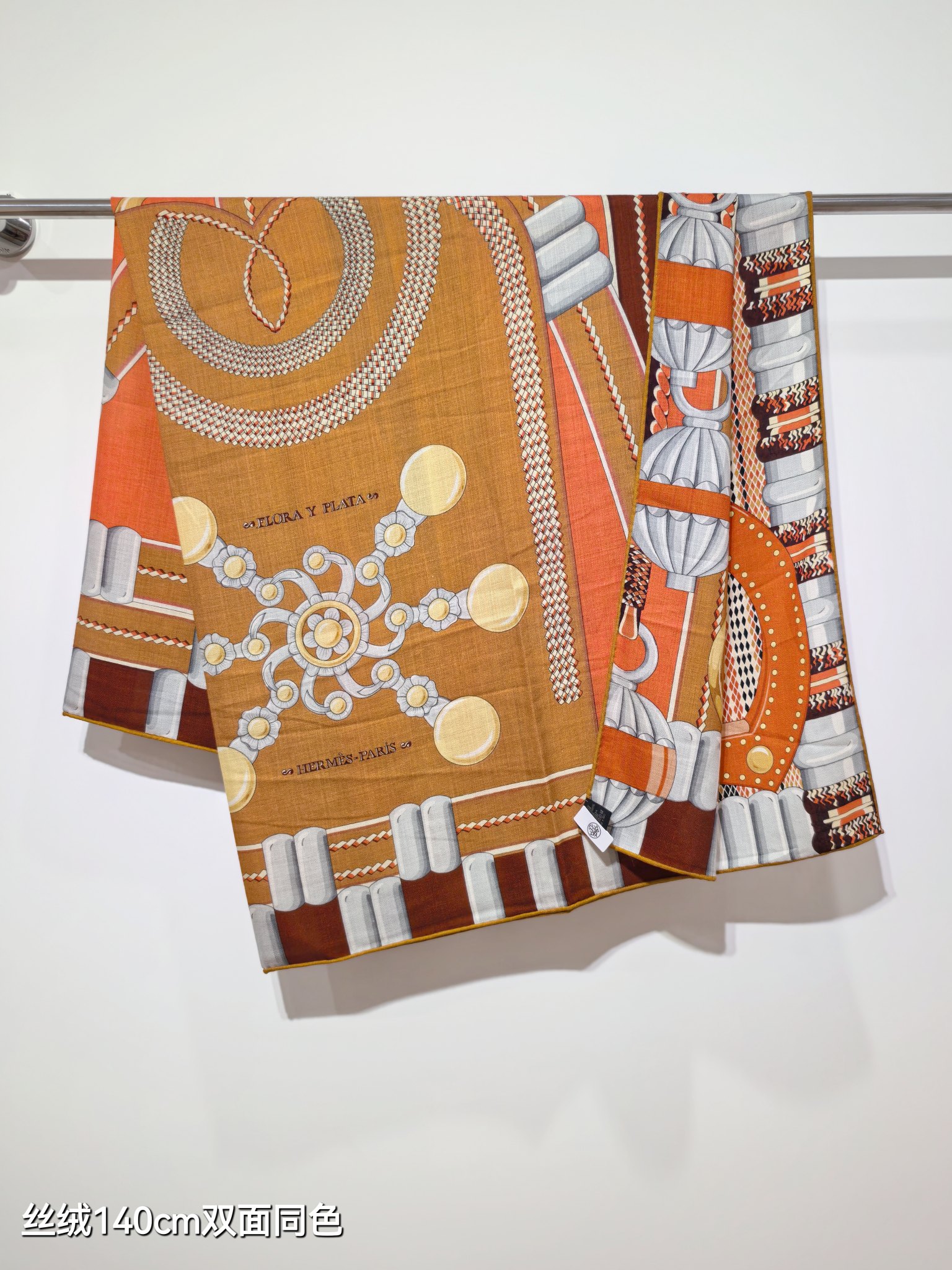 ❄RHMS2556
双面同色  140x140cm 70%羊绒30%真丝
爱马仕《银花集》