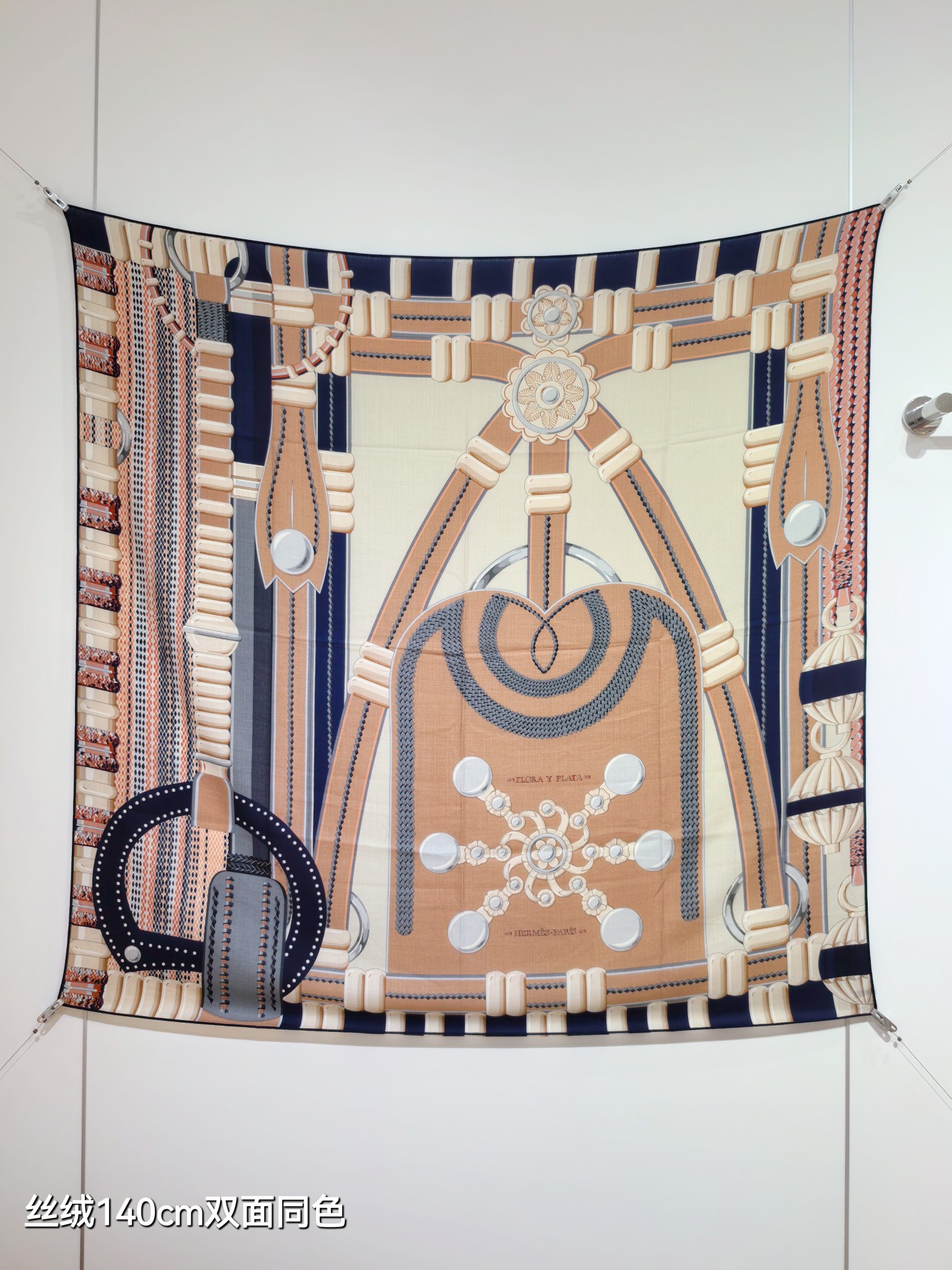 ❄RHMS2556
双面同色  140x140cm 70%羊绒30%真丝
爱马仕《银花集》