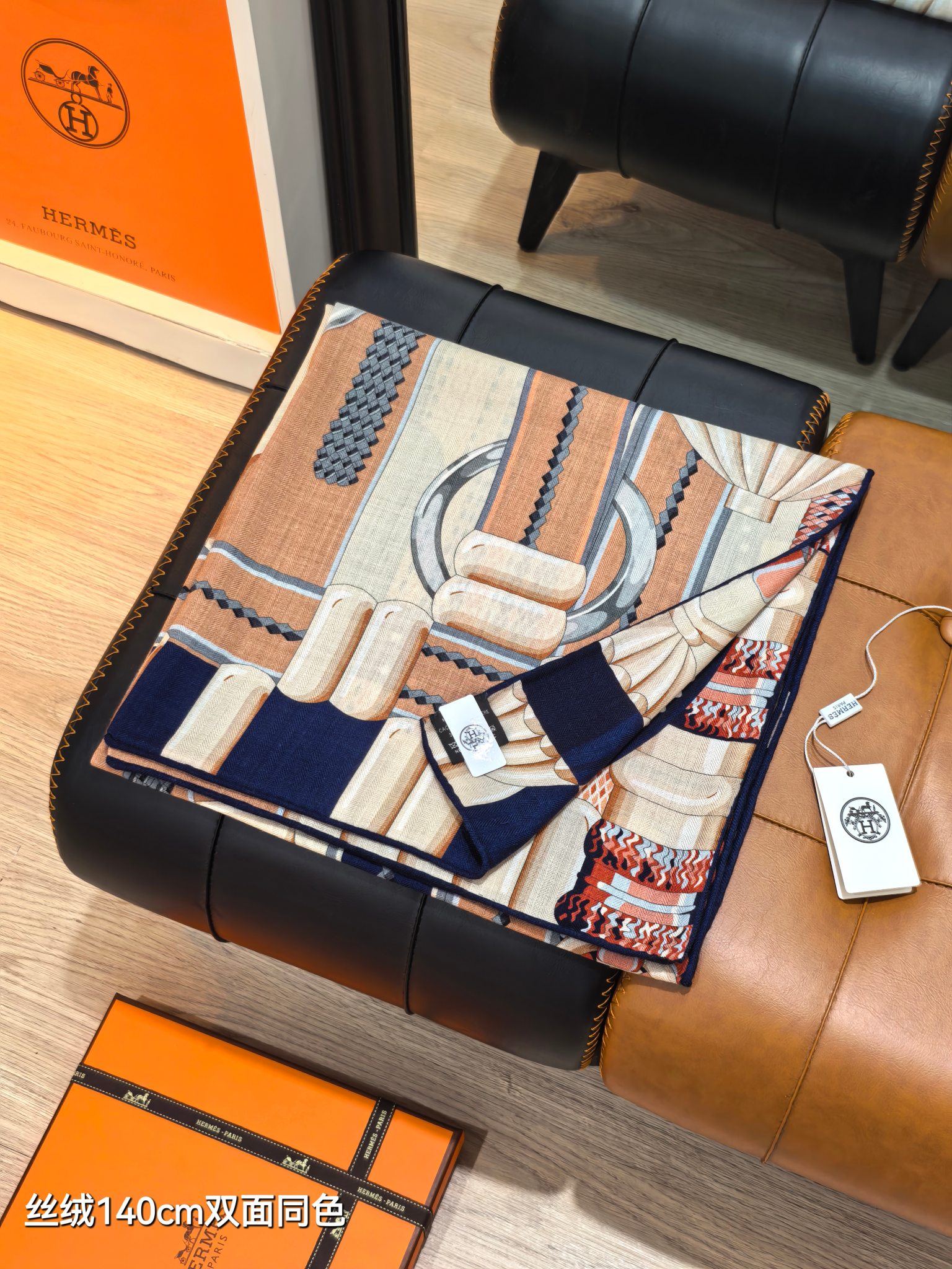 ❄RHMS2556
双面同色  140x140cm 70%羊绒30%真丝
爱马仕《银花集》