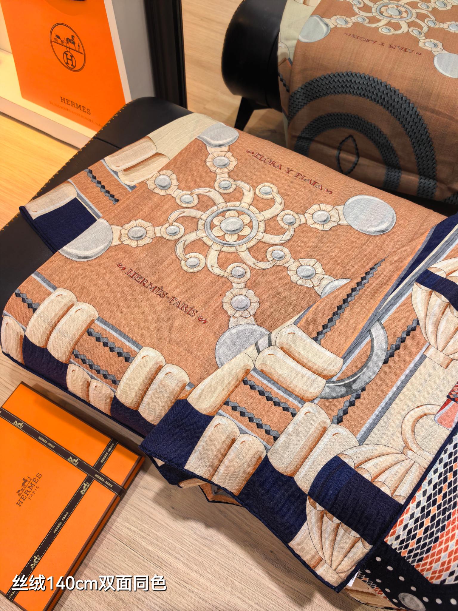 ❄RHMS2556
双面同色  140x140cm 70%羊绒30%真丝
爱马仕《银花集》