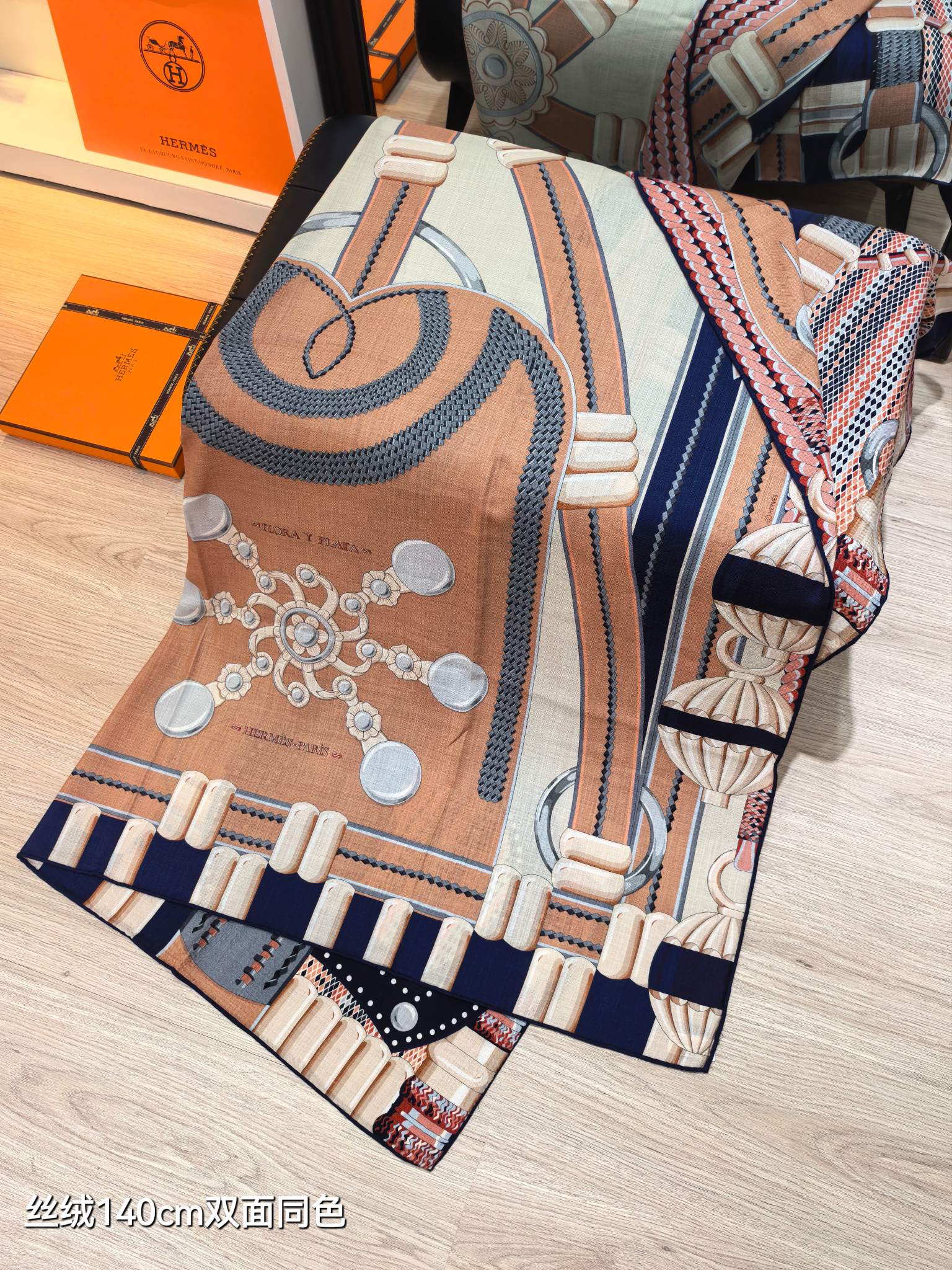 ❄RHMS2556
双面同色  140x140cm 70%羊绒30%真丝
爱马仕《银花集》