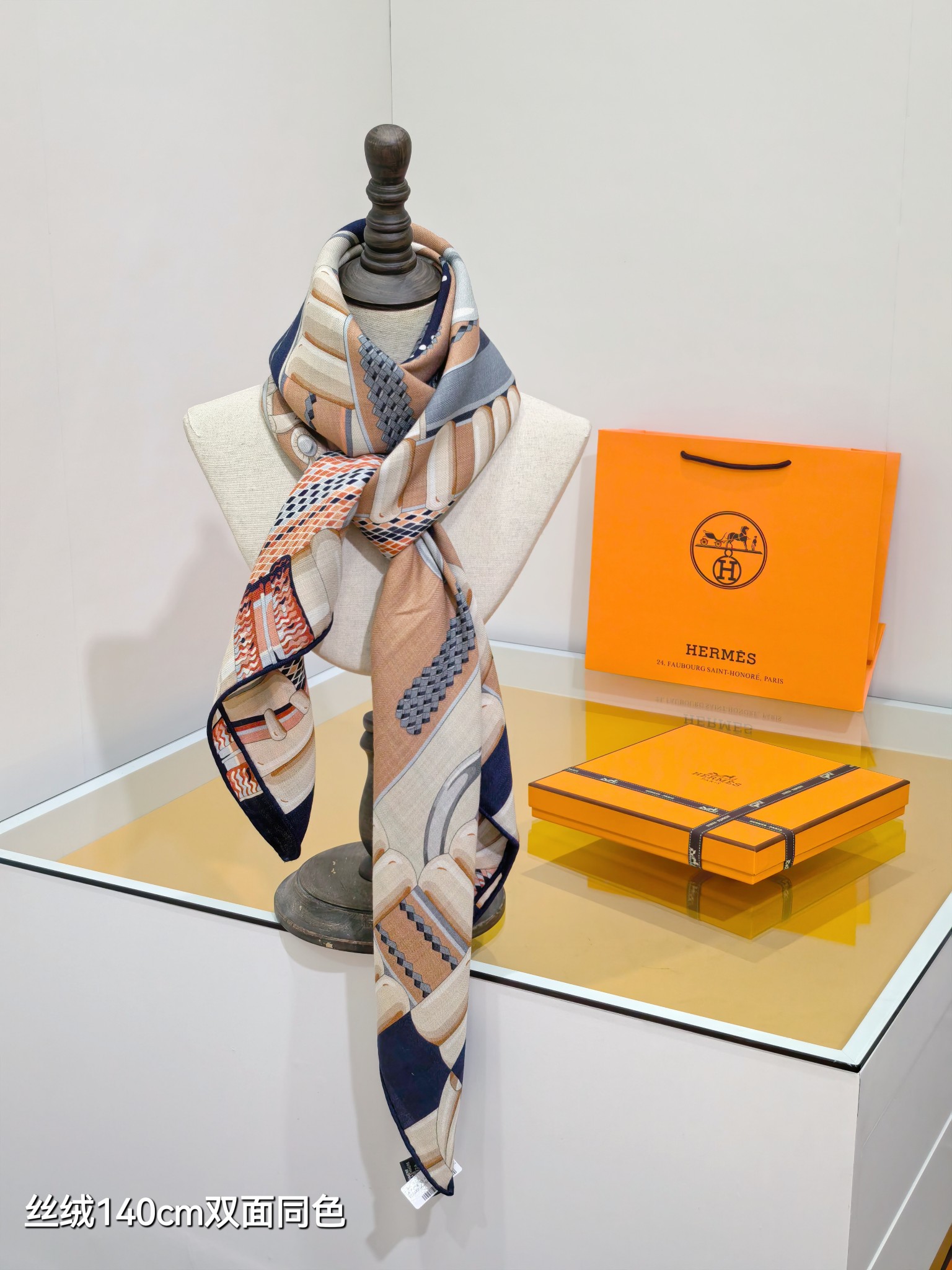 ❄RHMS2556
双面同色  140x140cm 70%羊绒30%真丝
爱马仕《银花集》