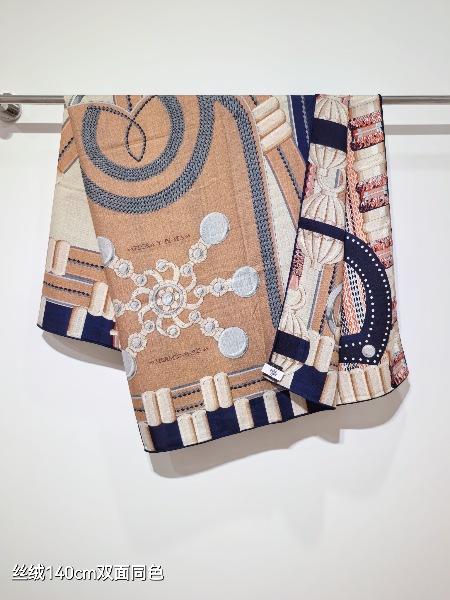 ❄RHMS2556
双面同色  140x140cm 70%羊绒30%真丝
爱马仕《银花集》