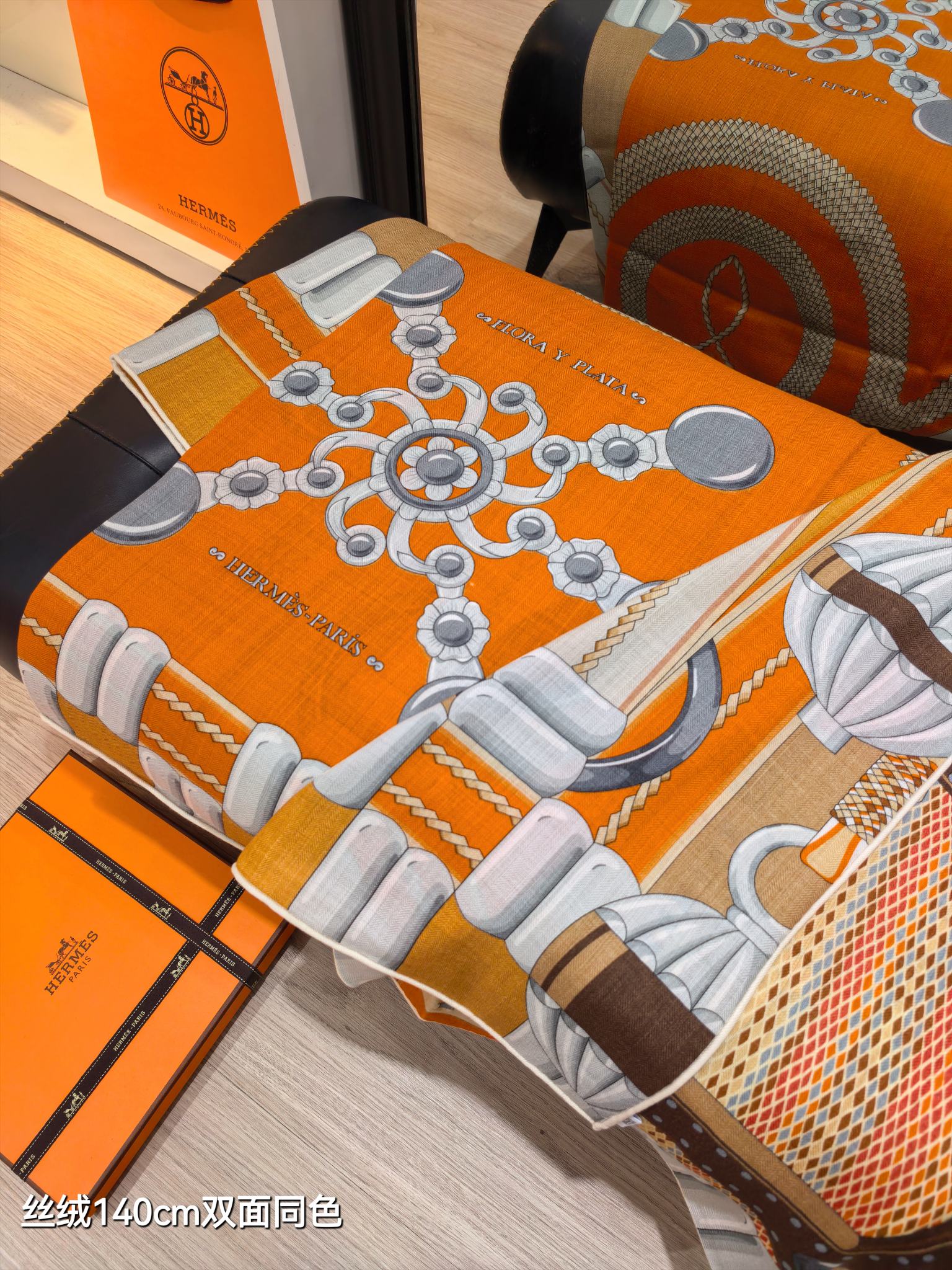 ❄RHMS2556
双面同色  140x140cm 70%羊绒30%真丝
爱马仕《银花集》