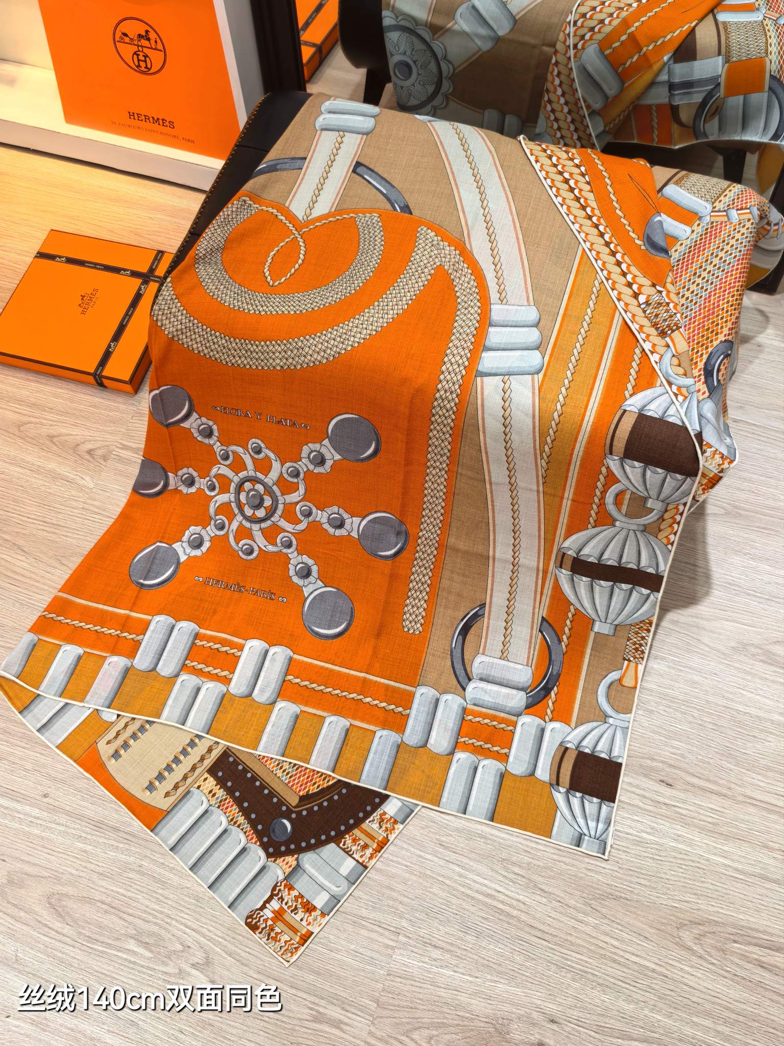 ❄RHMS2556
双面同色  140x140cm 70%羊绒30%真丝
爱马仕《银花集》