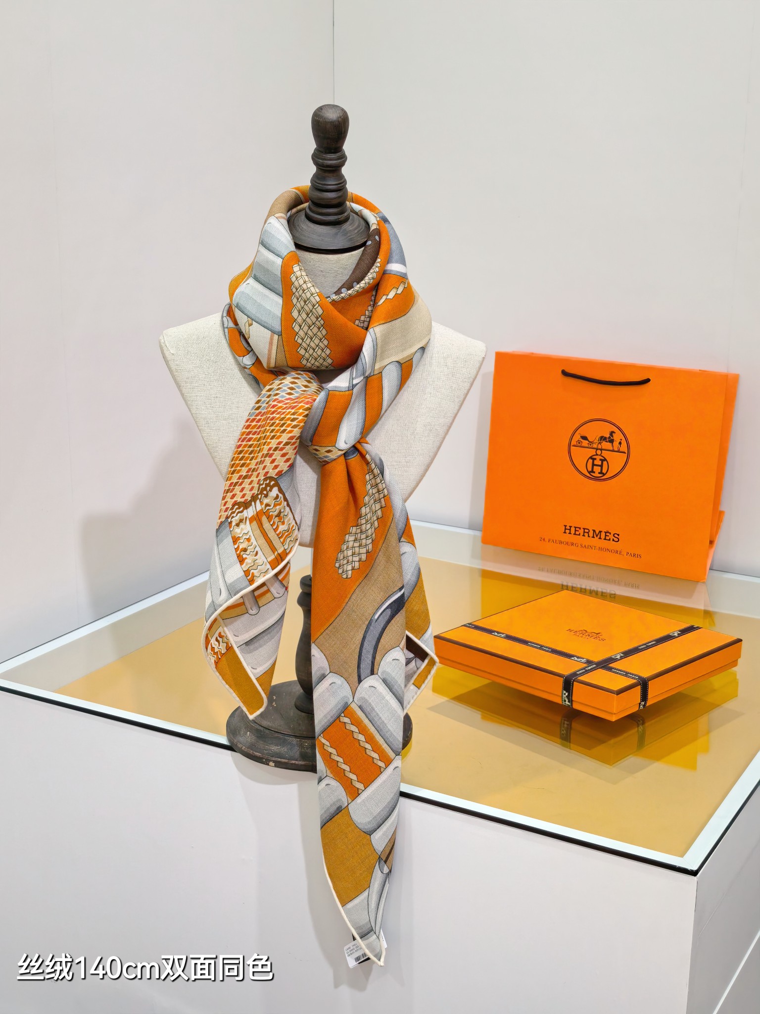 ❄RHMS2556
双面同色  140x140cm 70%羊绒30%真丝
爱马仕《银花集》