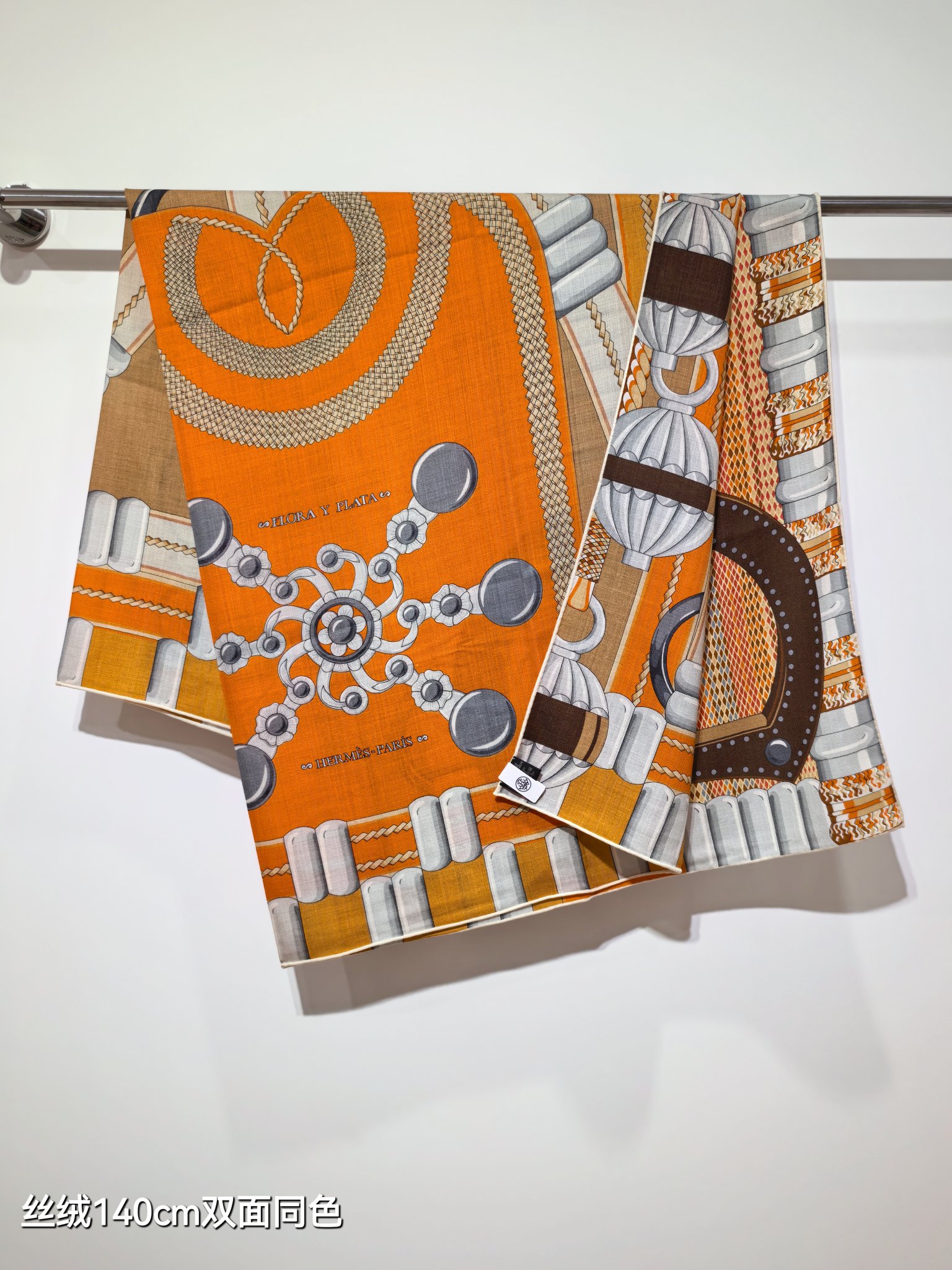 ❄RHMS2556
双面同色  140x140cm 70%羊绒30%真丝
爱马仕《银花集》