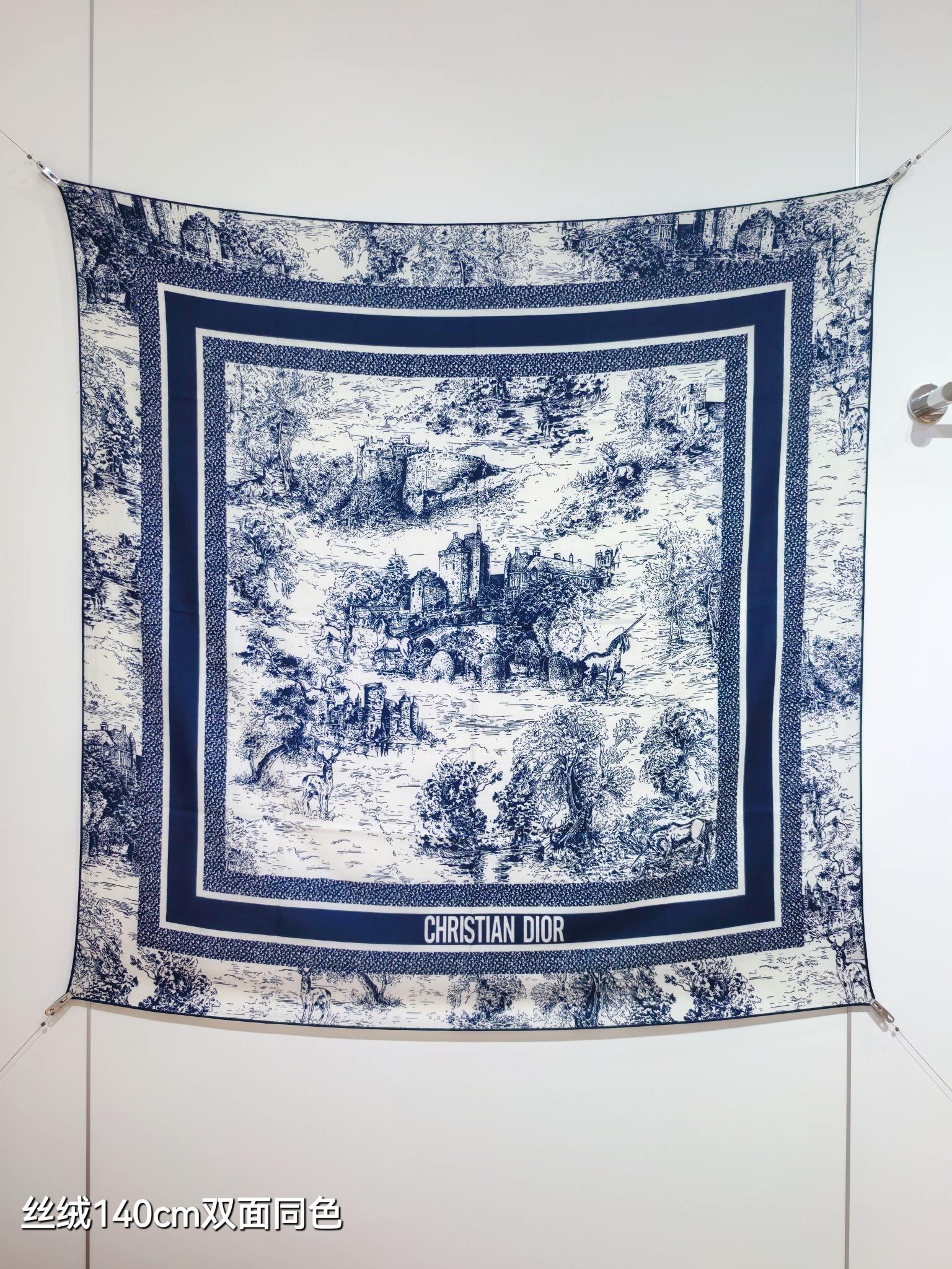 P220❄RDO2537
双面同色 140x140cm 70%羊绒30%真丝
迪奥《》