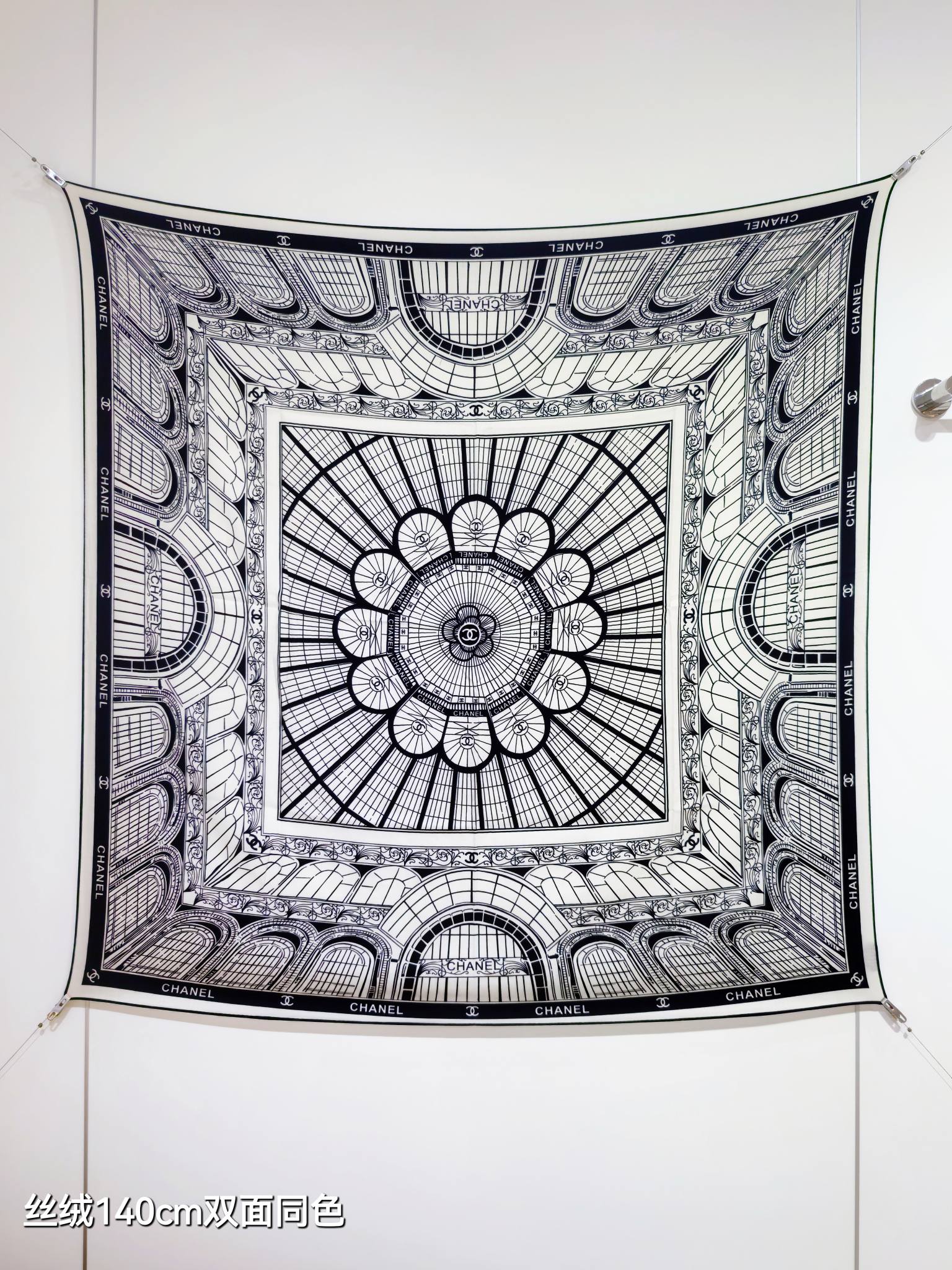 P220❄RCC2547
双面同色  140x140cm 70%羊绒30%真丝
香奈儿《》