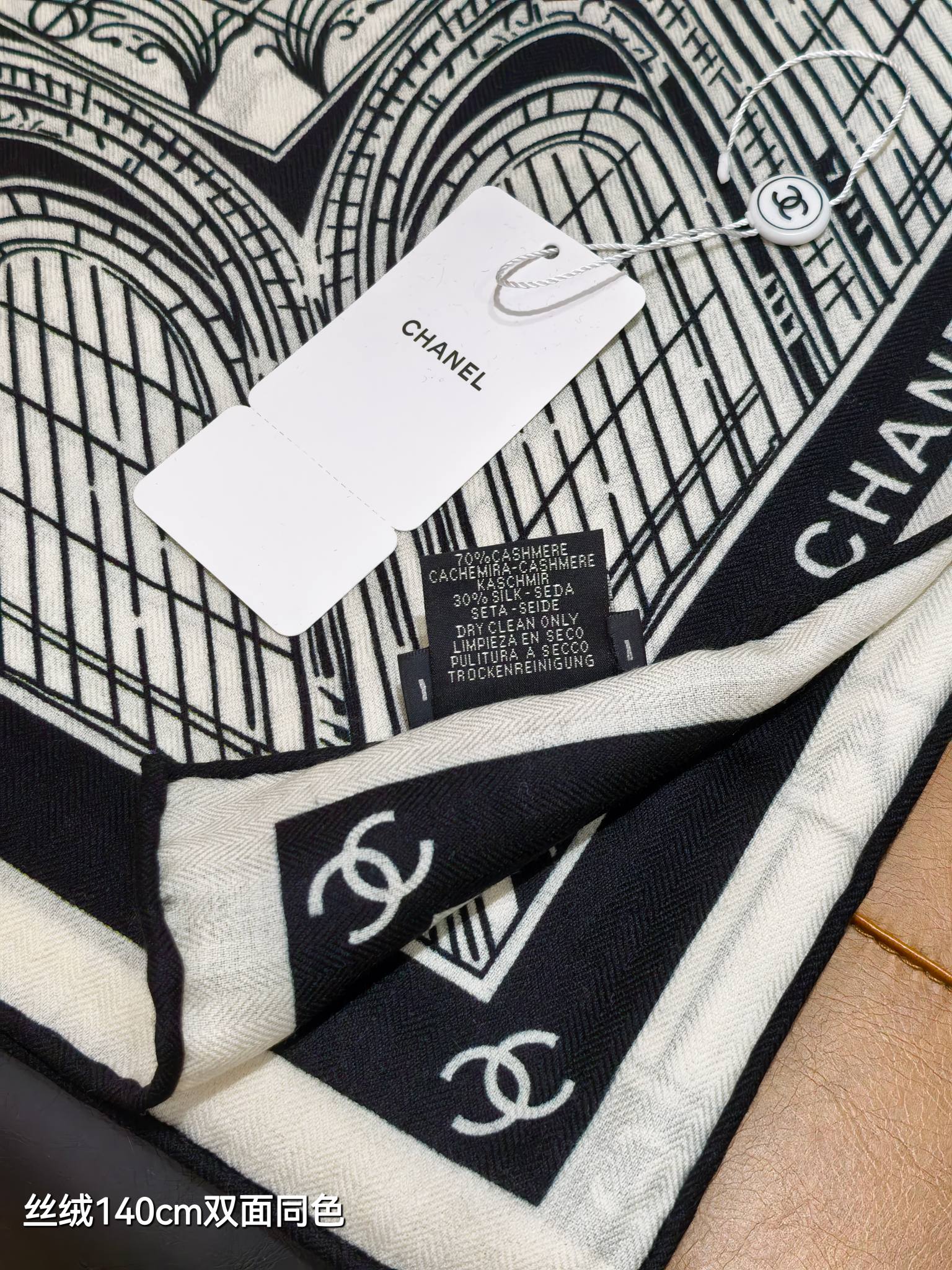 ❄RCC2547
双面同色  140x140cm 70%羊绒30%真丝
香奈儿《》