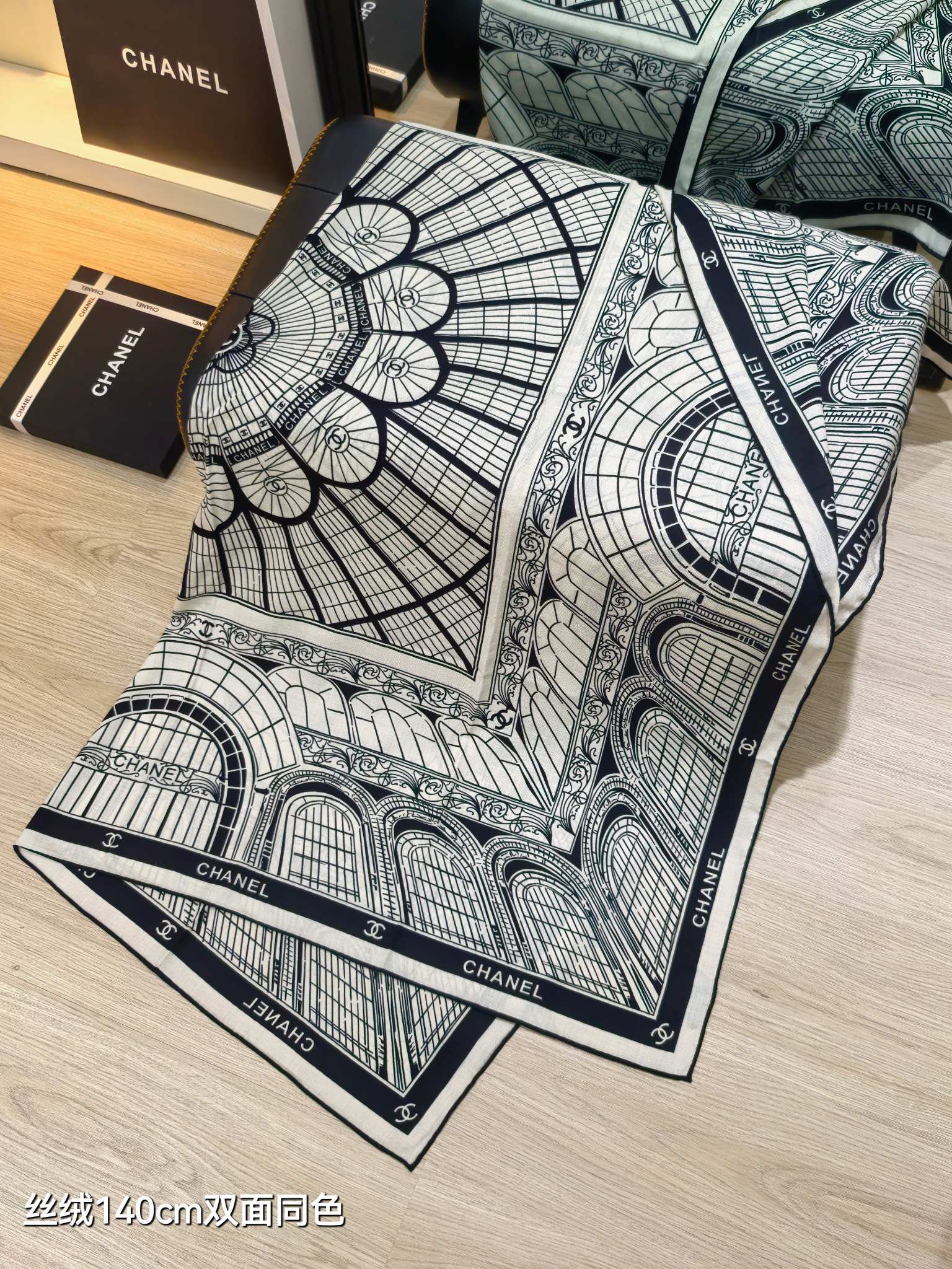 ❄RCC2547
双面同色  140x140cm 70%羊绒30%真丝
香奈儿《》