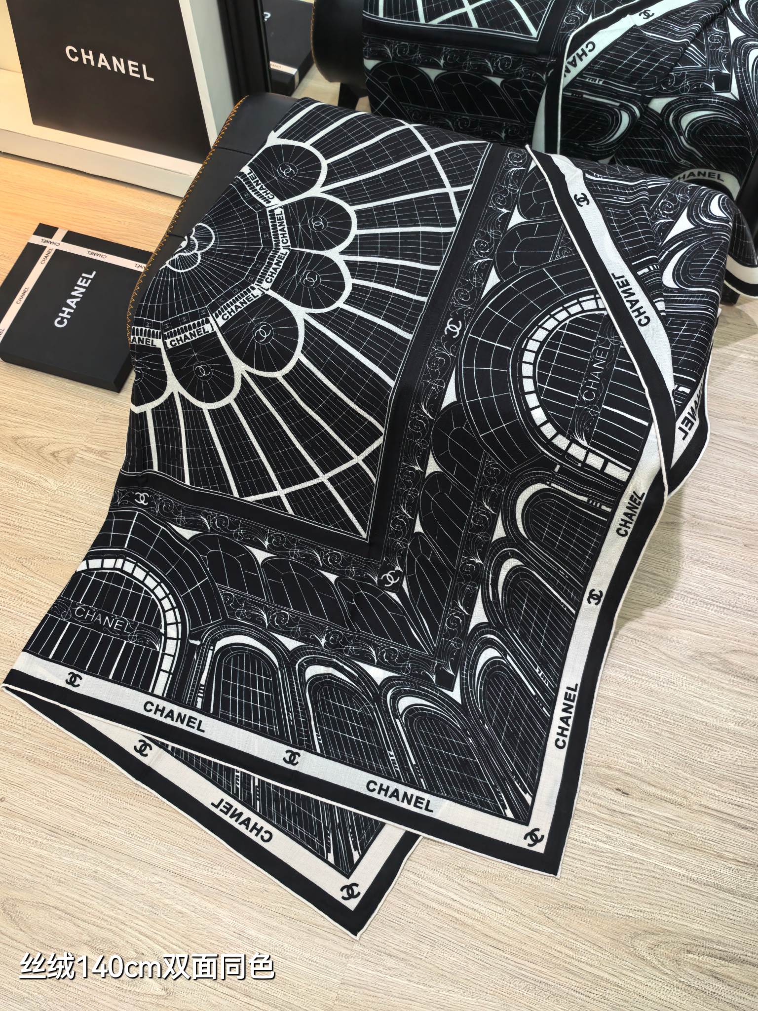 ❄RCC2547
双面同色  140x140cm 70%羊绒30%真丝
香奈儿《》