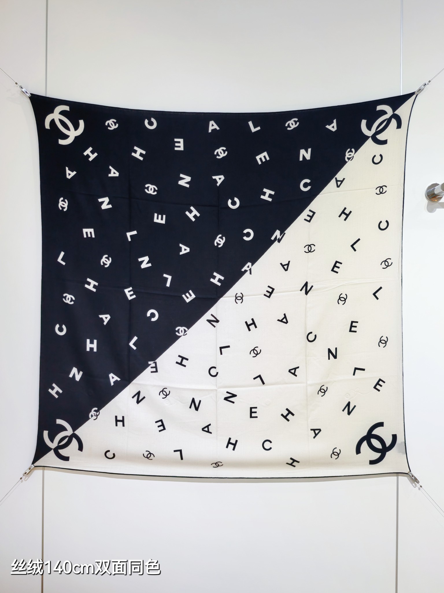 NO:586966,RCC2555 Double-sided same color 140x140cm 70 cashmere 30 real silk Chanel '' high version scarf, high version scarf, chanel, real silk19860909RCC2555 双面同色 140x140cm 70羊绒30真丝 香奈儿《》高版本围巾,高版本围巾,chanel,real silk,scarf