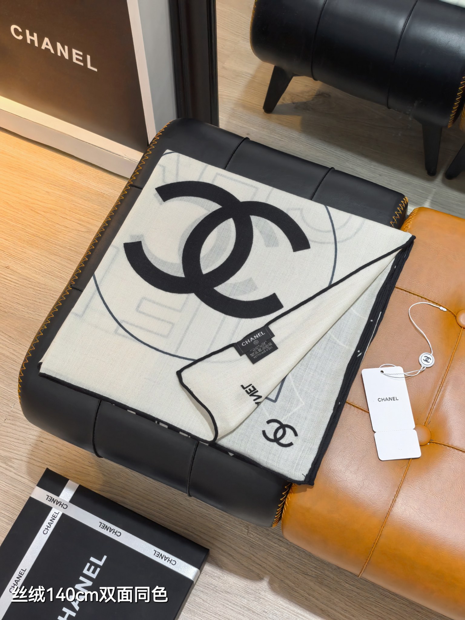 ❄RCC2559
双面同色  140x140cm 70%羊绒30%真丝
香奈儿《》