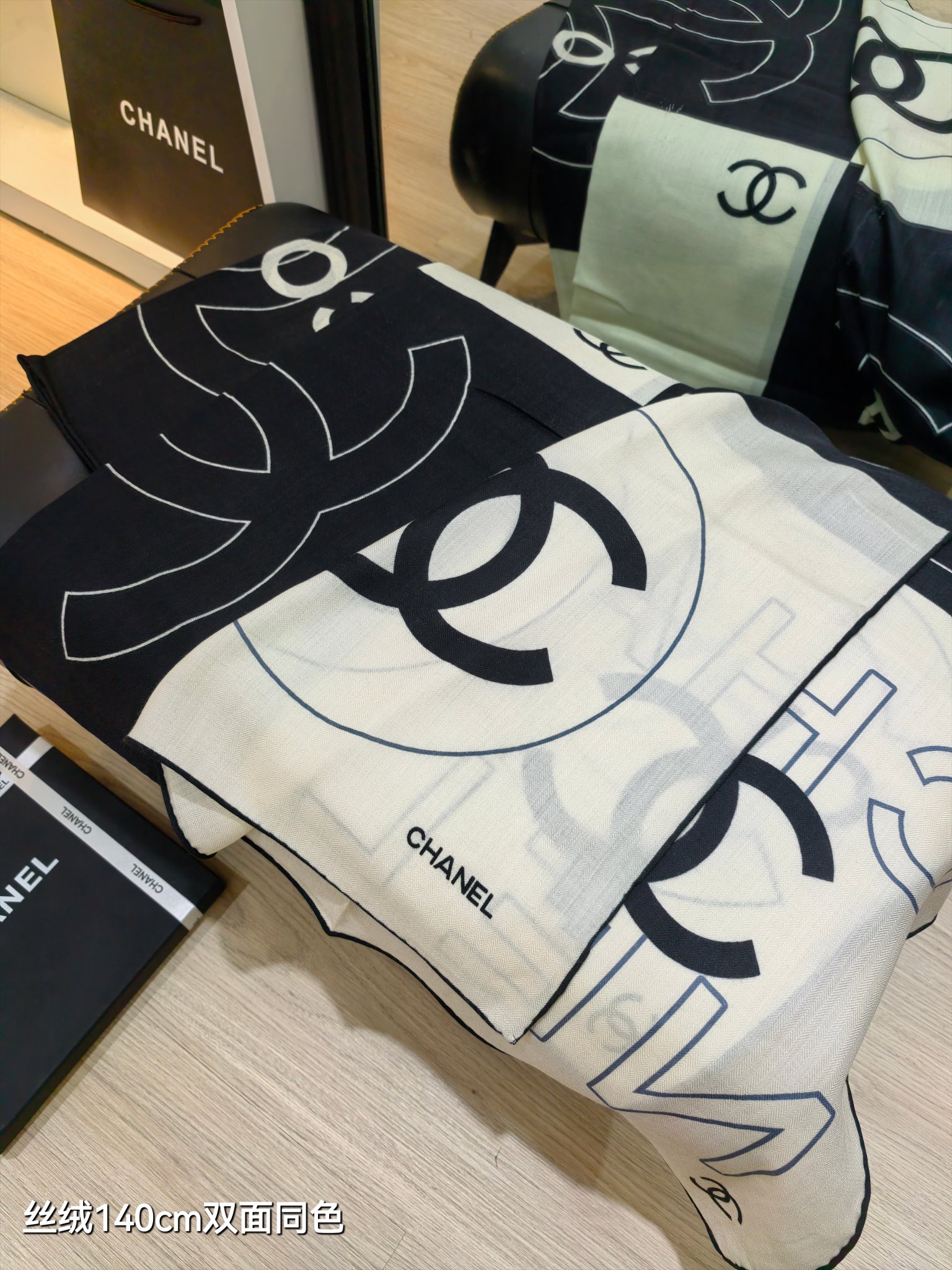 ❄RCC2559
双面同色  140x140cm 70%羊绒30%真丝
香奈儿《》