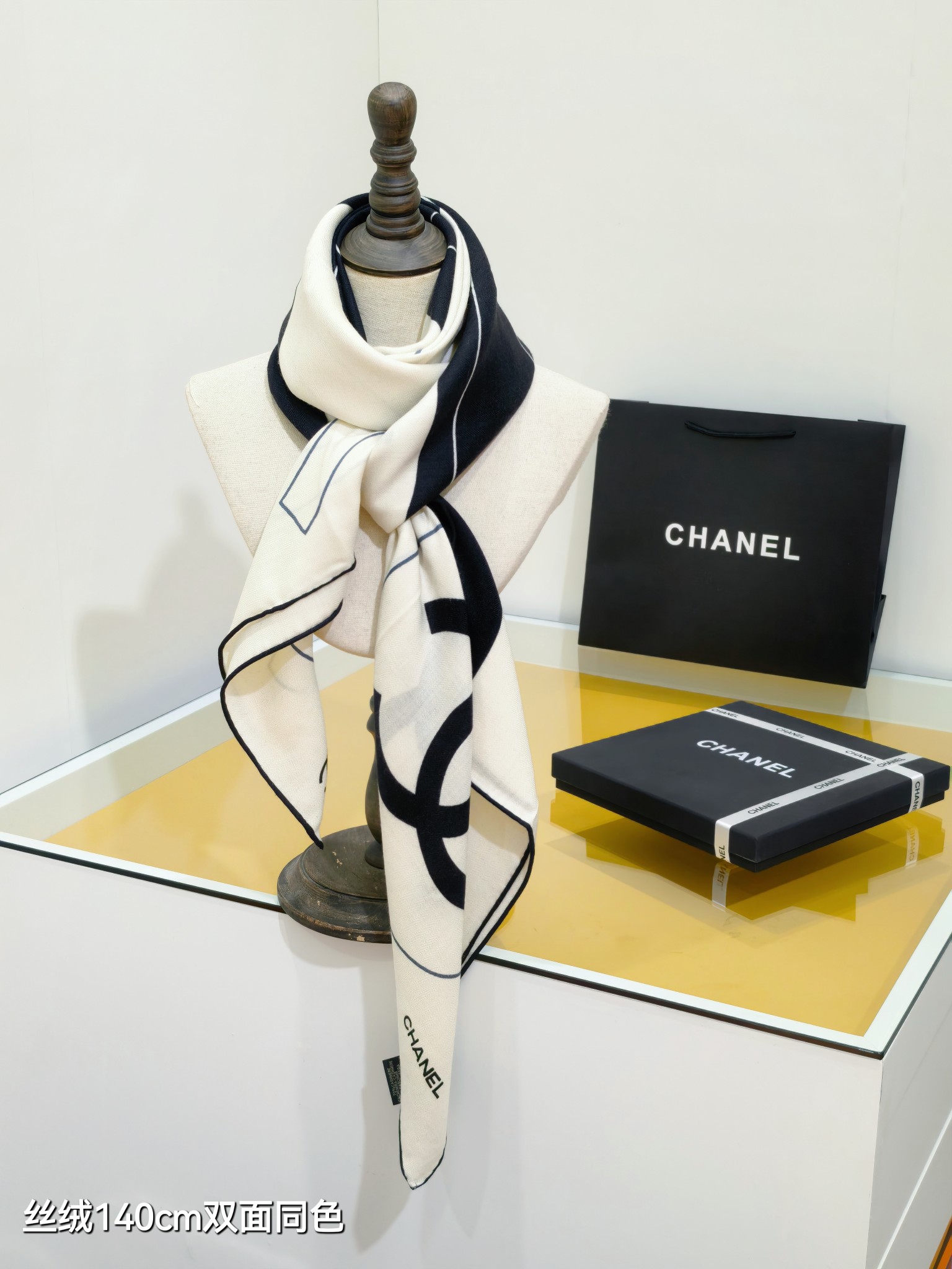 ❄RCC2559
双面同色  140x140cm 70%羊绒30%真丝
香奈儿《》