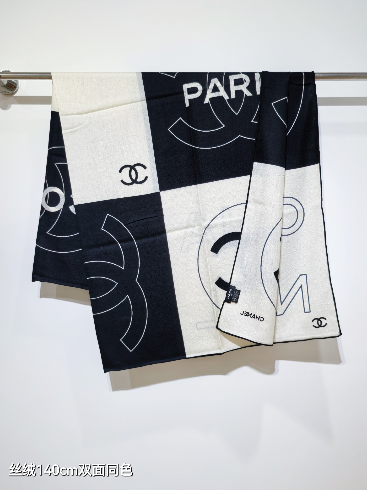 ❄RCC2559
双面同色  140x140cm 70%羊绒30%真丝
香奈儿《》