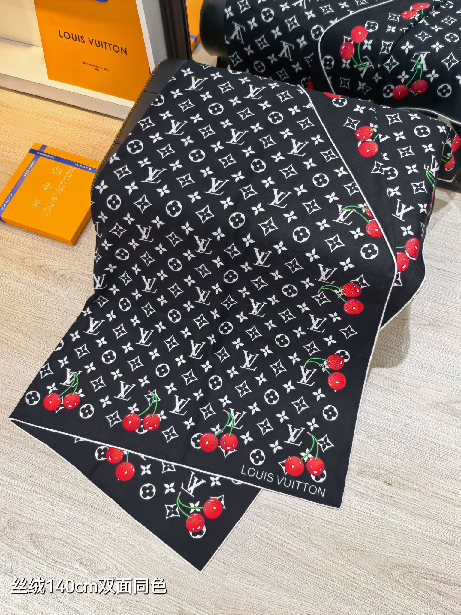 ❄RLV2546双面同色 140x140cm 70%羊绒30%真丝LV x TM《大樱桃》