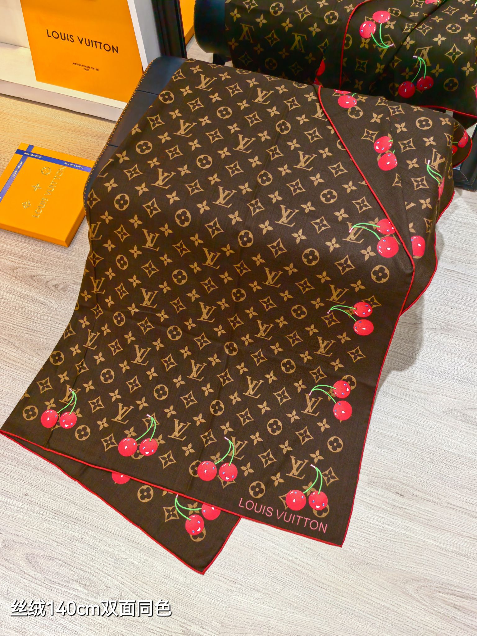 ❄RLV2546双面同色 140x140cm 70%羊绒30%真丝LV x TM《大樱桃》
