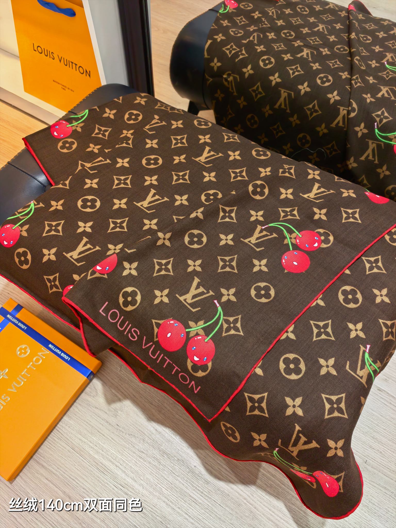 ❄RLV2546双面同色 140x140cm 70%羊绒30%真丝LV x TM《大樱桃》