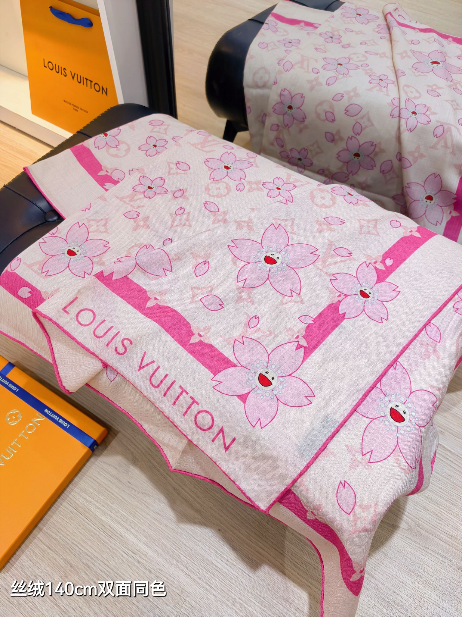 ❄RLV2547双面同色 140x140cm 70%羊绒30%真丝LV x TM《樱花》