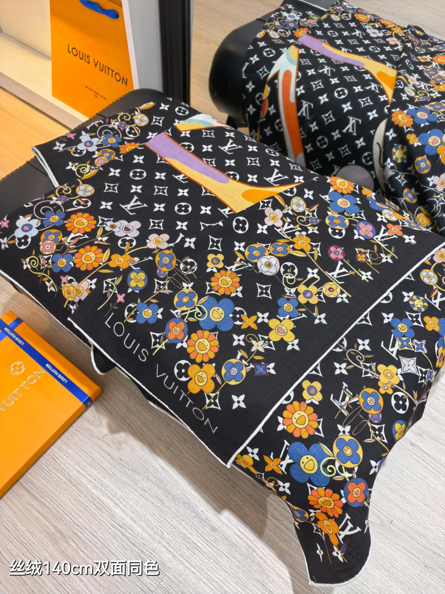 ❄RLV2548双面同色 140x140cm 70%羊绒30%真丝LV x TM《Monogram Su