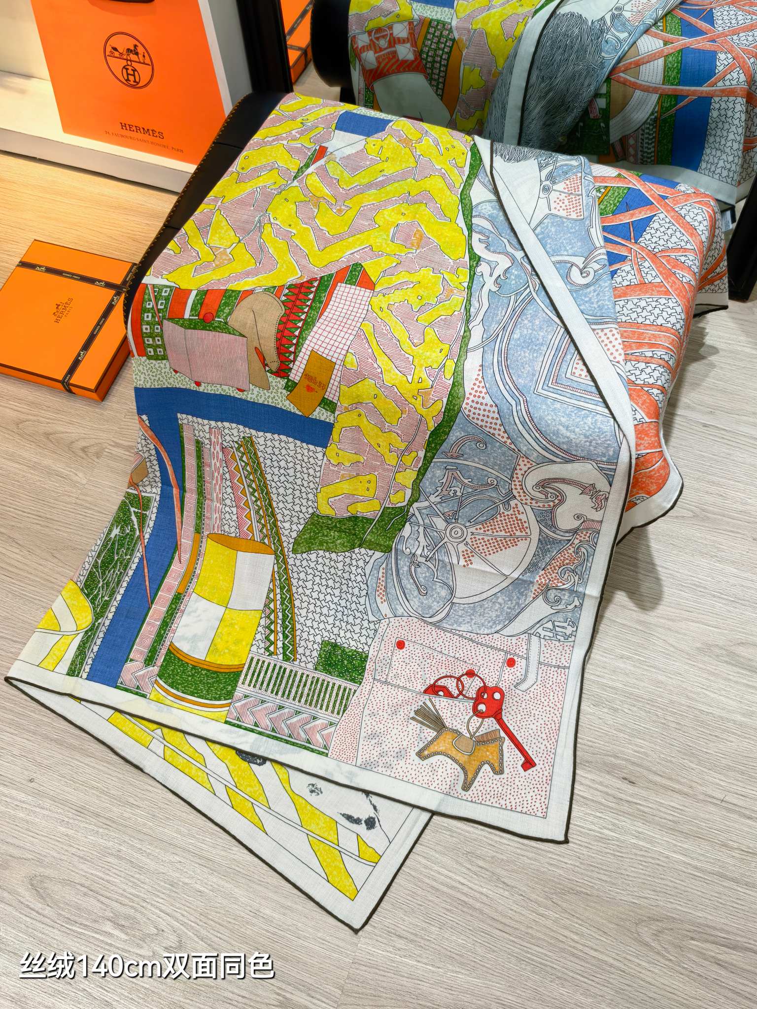 ❄RHMS2558
双面同色  140x140cm 70%羊绒30%真丝
爱马仕《爱马仕之约》