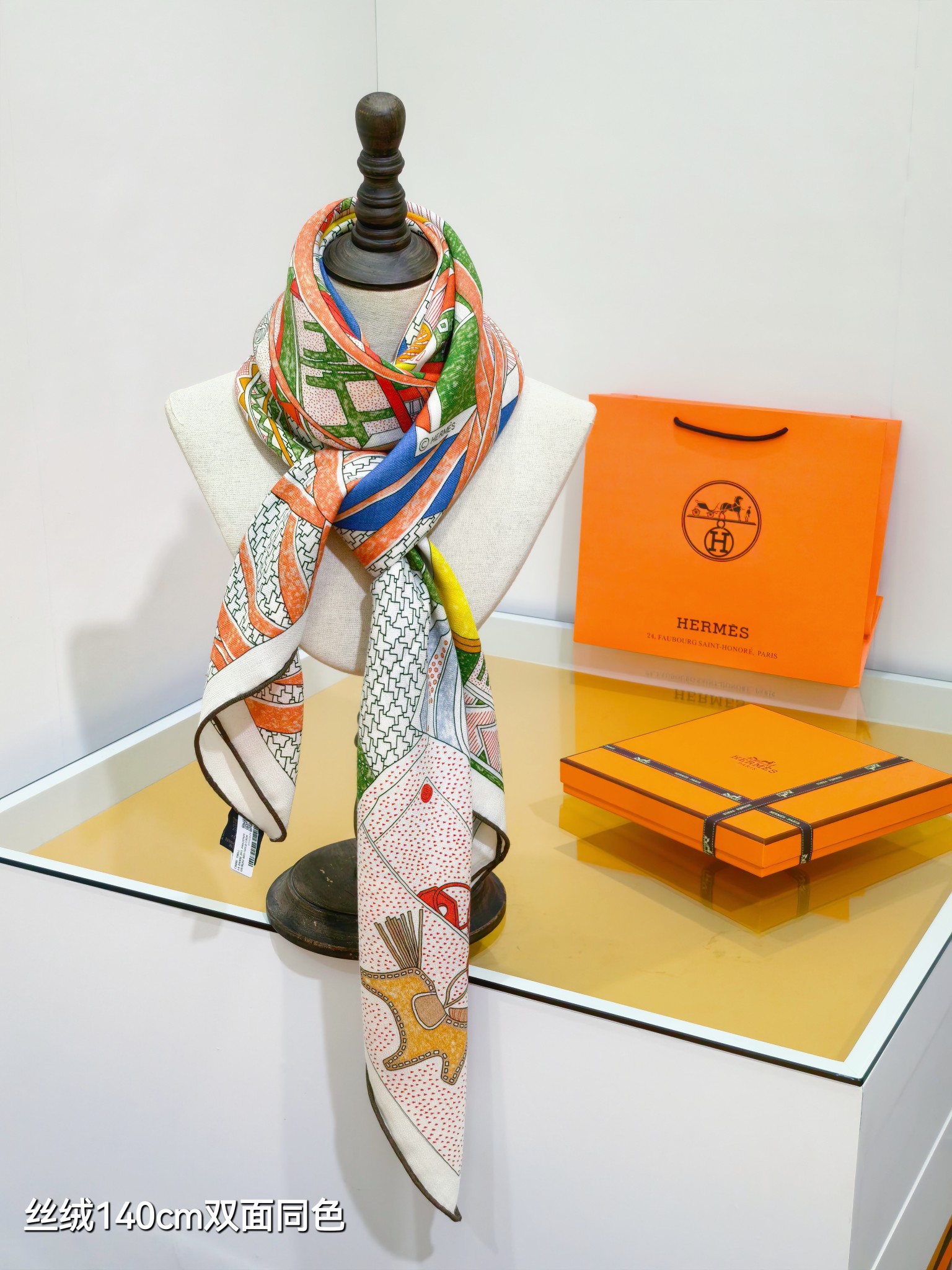 ❄RHMS2558
双面同色  140x140cm 70%羊绒30%真丝
爱马仕《爱马仕之约》