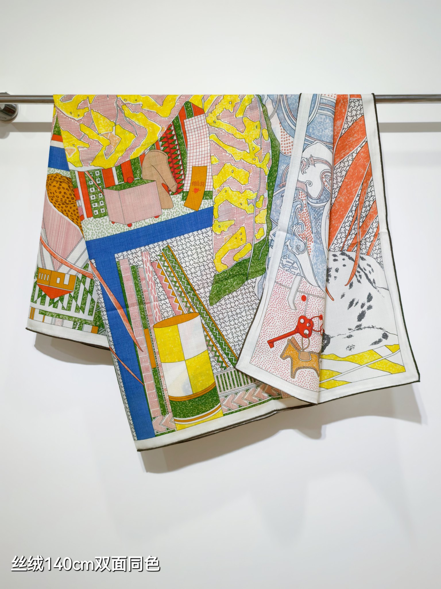 ❄RHMS2558
双面同色  140x140cm 70%羊绒30%真丝
爱马仕《爱马仕之约》