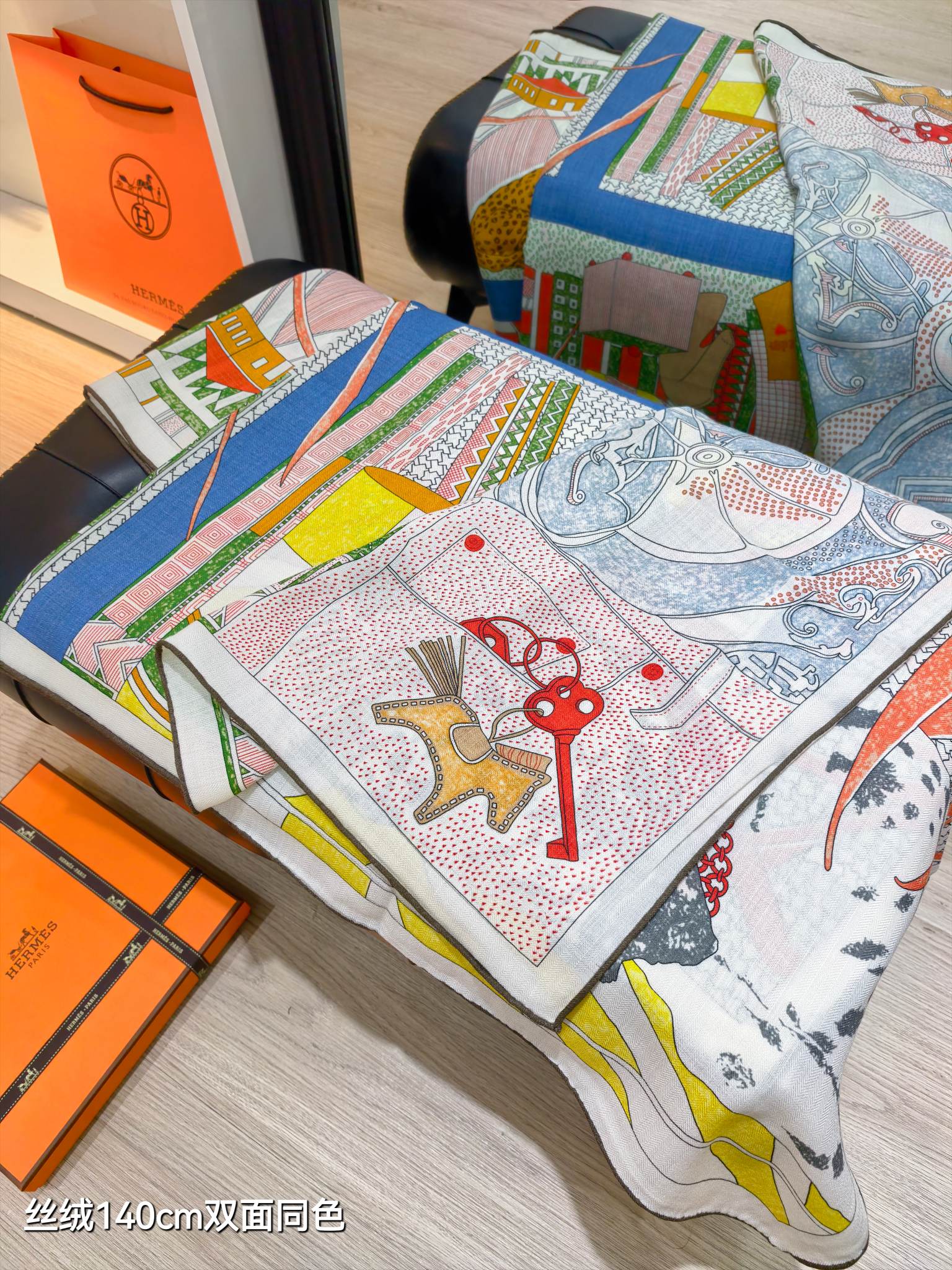 ❄RHMS2558
双面同色  140x140cm 70%羊绒30%真丝
爱马仕《爱马仕之约》