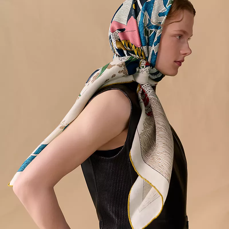 ❄RHMS2558
双面同色  140x140cm 70%羊绒30%真丝
爱马仕《爱马仕之约》