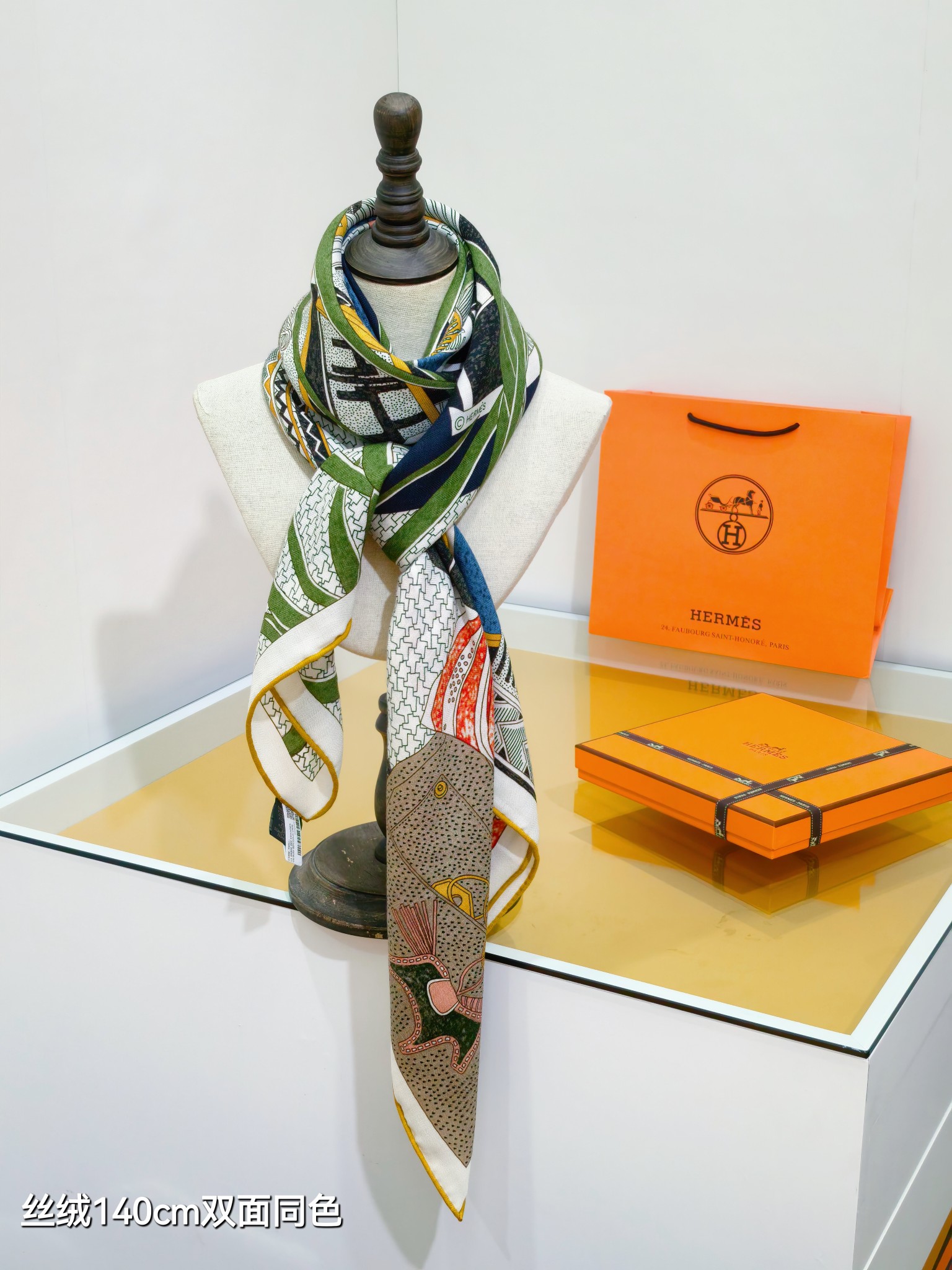 ❄RHMS2558
双面同色  140x140cm 70%羊绒30%真丝
爱马仕《爱马仕之约》