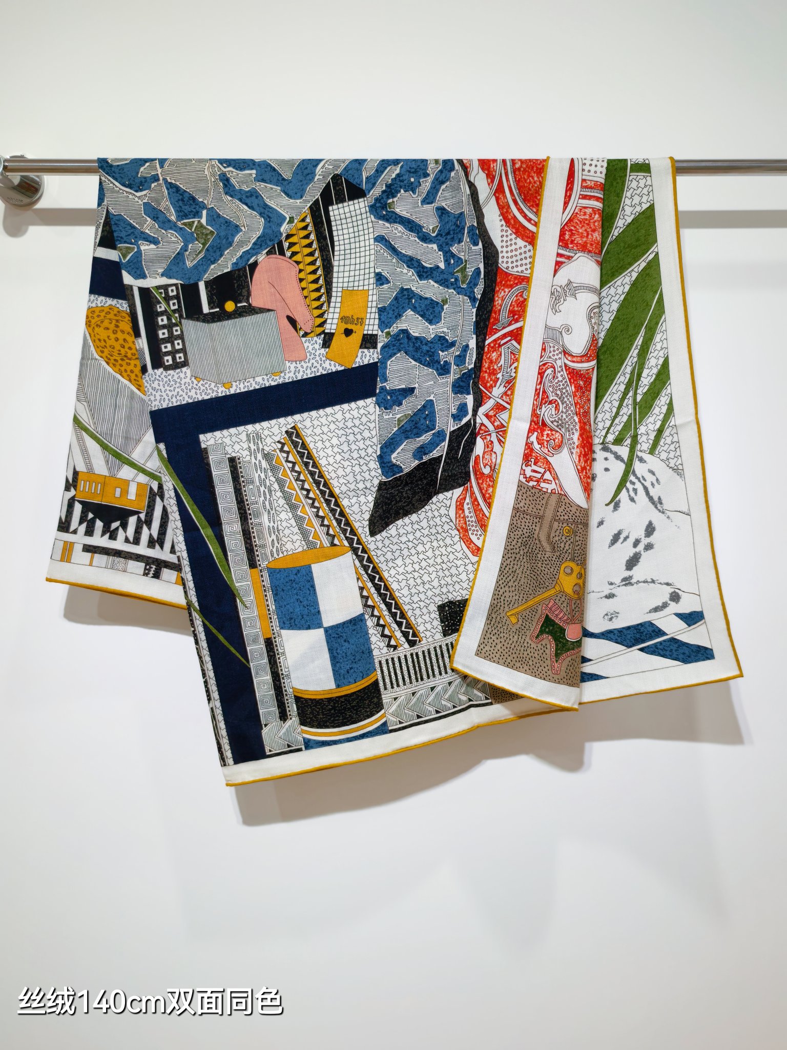 ❄RHMS2558
双面同色  140x140cm 70%羊绒30%真丝
爱马仕《爱马仕之约》