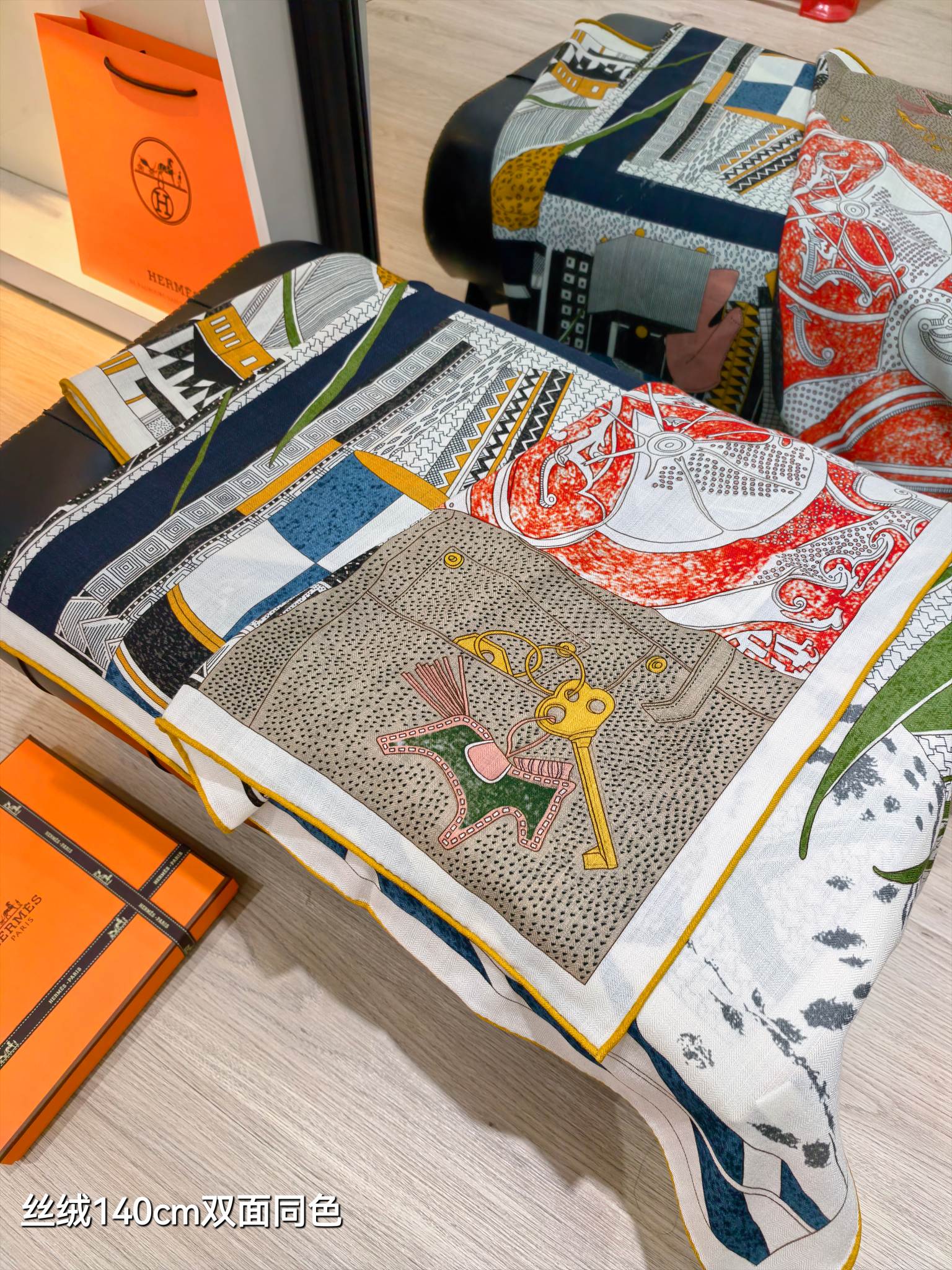 ❄RHMS2558
双面同色  140x140cm 70%羊绒30%真丝
爱马仕《爱马仕之约》