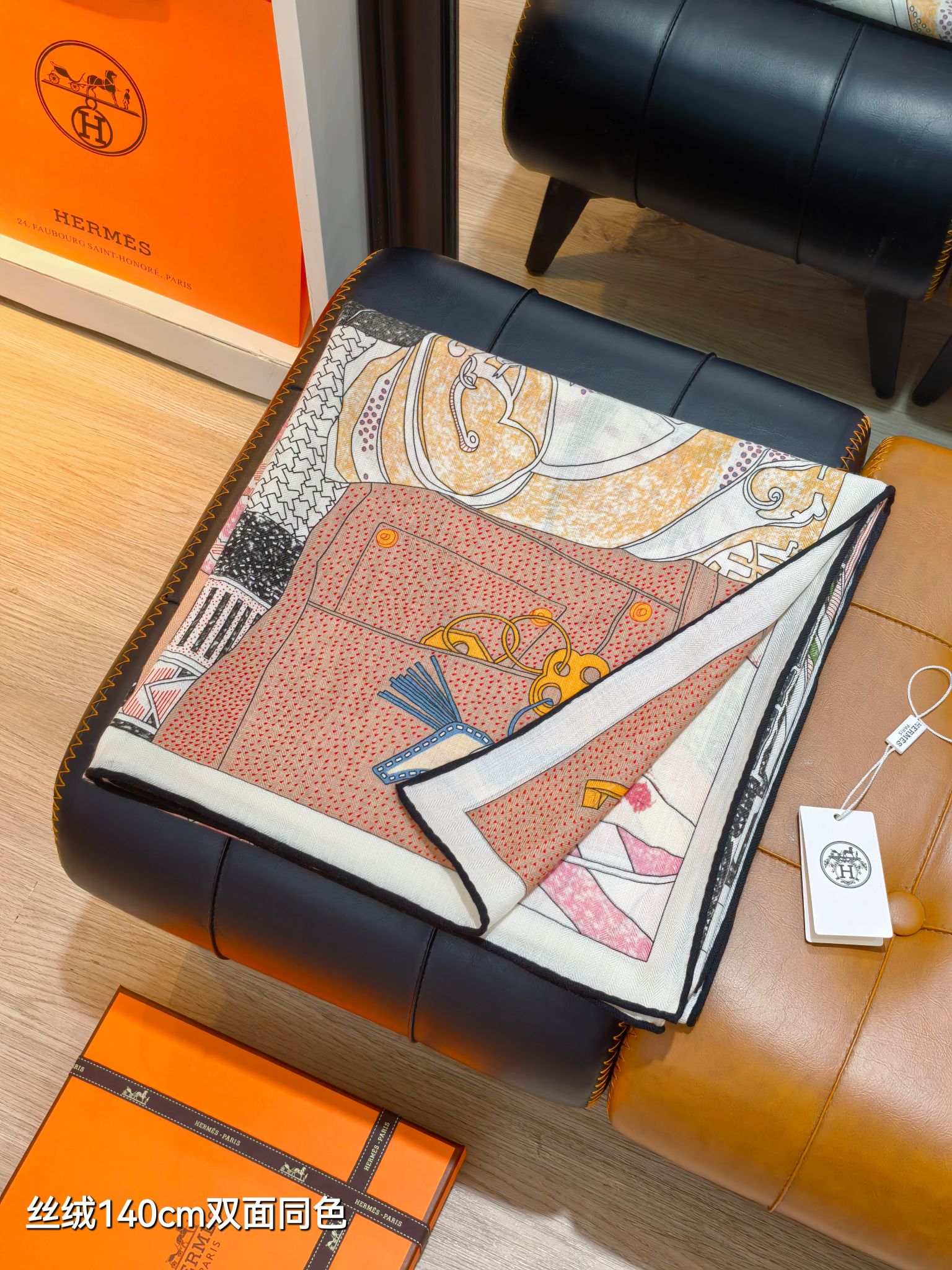 ❄RHMS2558
双面同色  140x140cm 70%羊绒30%真丝
爱马仕《爱马仕之约》