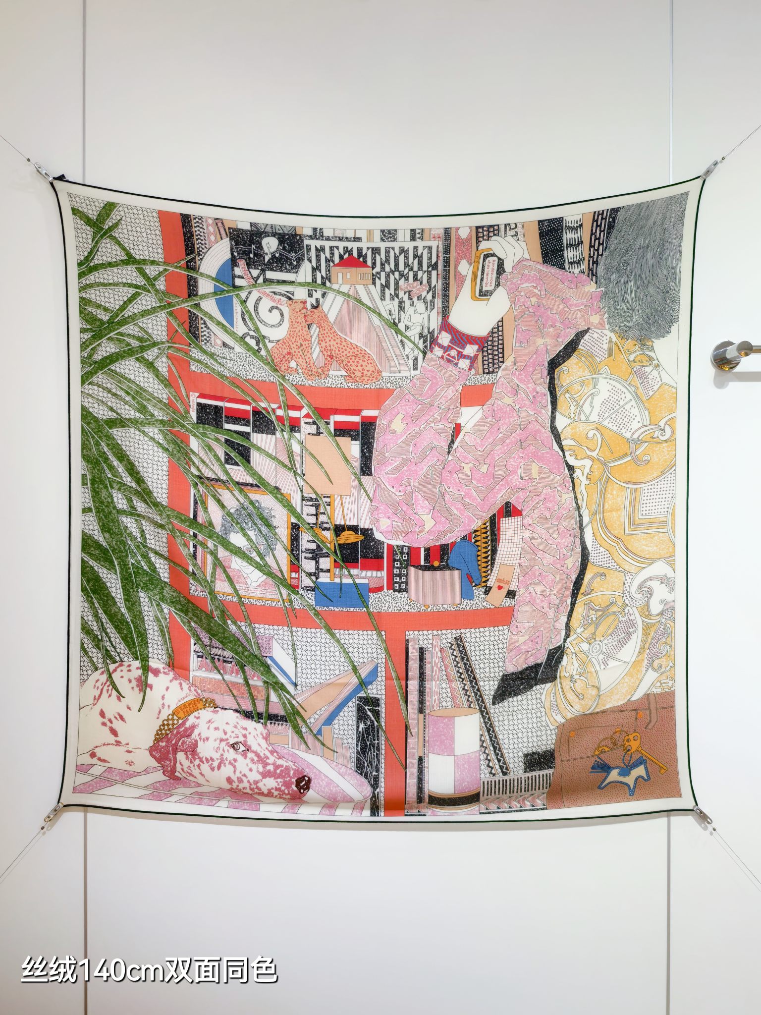 ❄RHMS2558
双面同色  140x140cm 70%羊绒30%真丝
爱马仕《爱马仕之约》