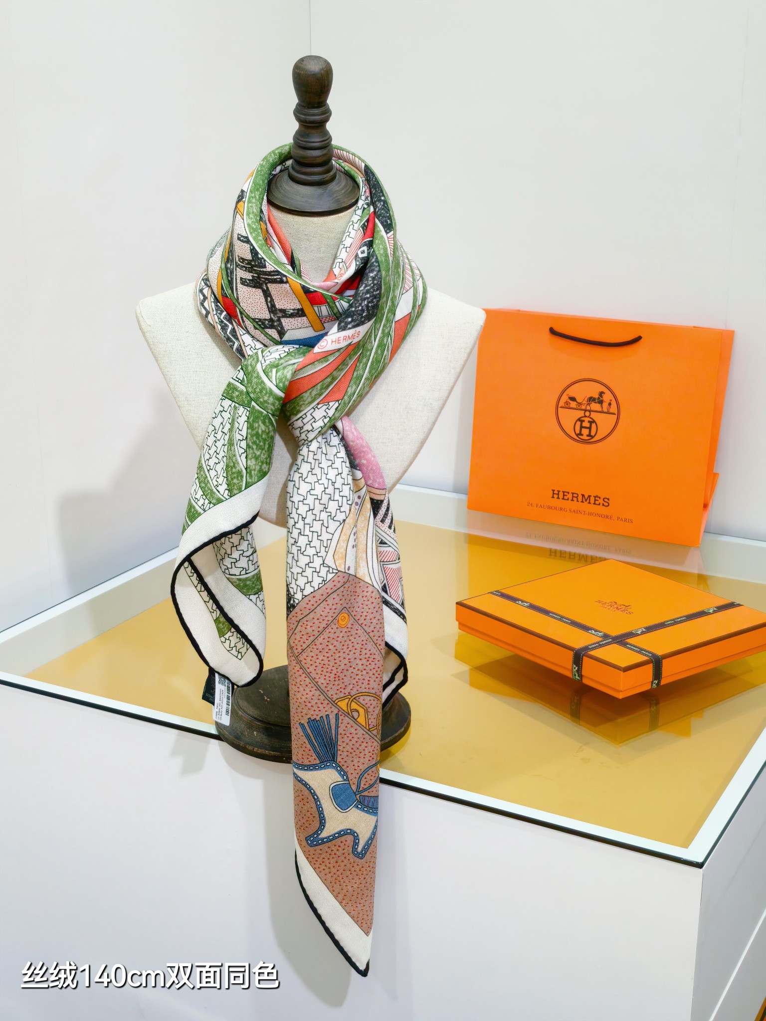 ❄RHMS2558
双面同色  140x140cm 70%羊绒30%真丝
爱马仕《爱马仕之约》