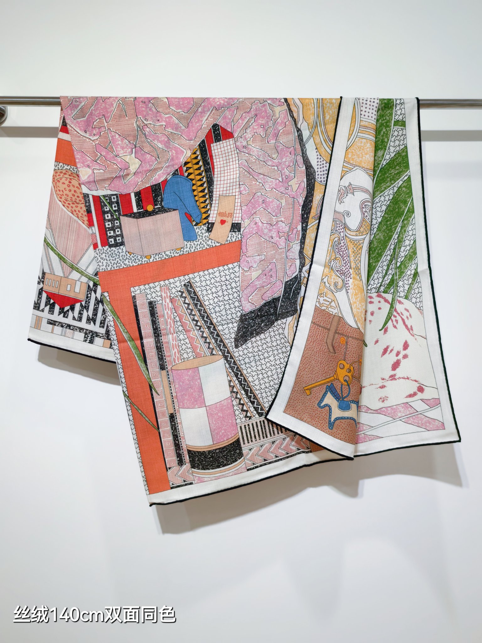 ❄RHMS2558
双面同色  140x140cm 70%羊绒30%真丝
爱马仕《爱马仕之约》