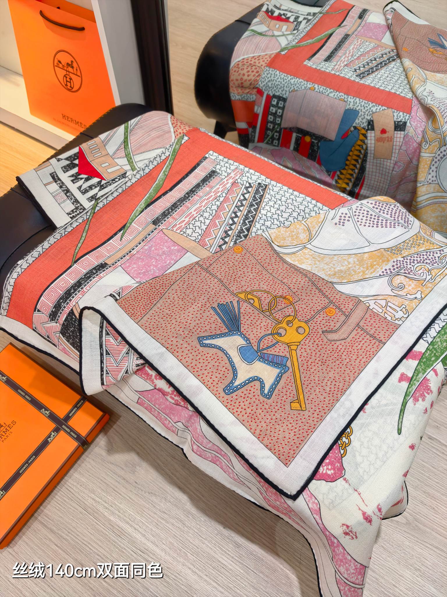 ❄RHMS2558
双面同色  140x140cm 70%羊绒30%真丝
爱马仕《爱马仕之约》