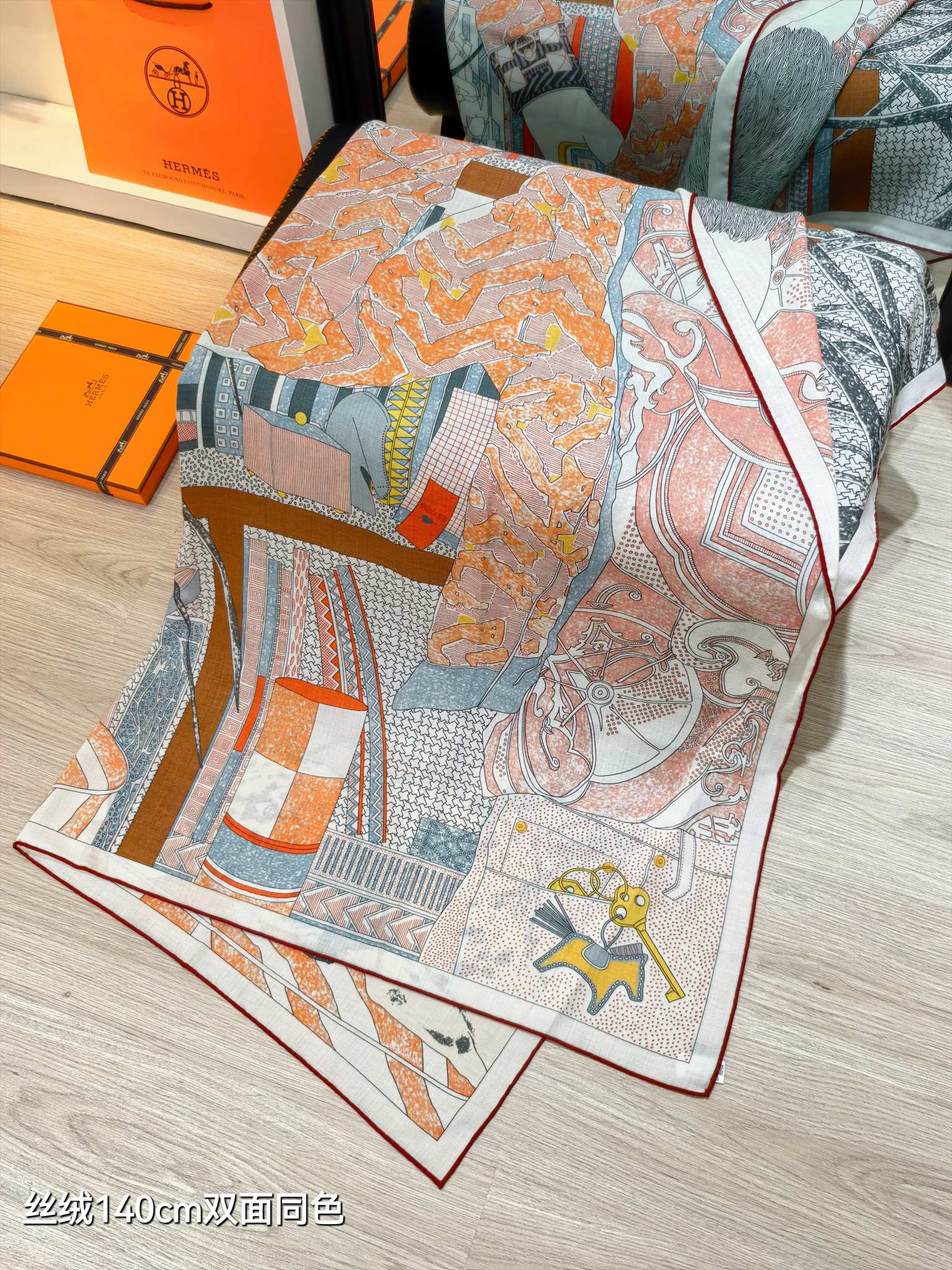 ❄RHMS2558
双面同色  140x140cm 70%羊绒30%真丝
爱马仕《爱马仕之约》