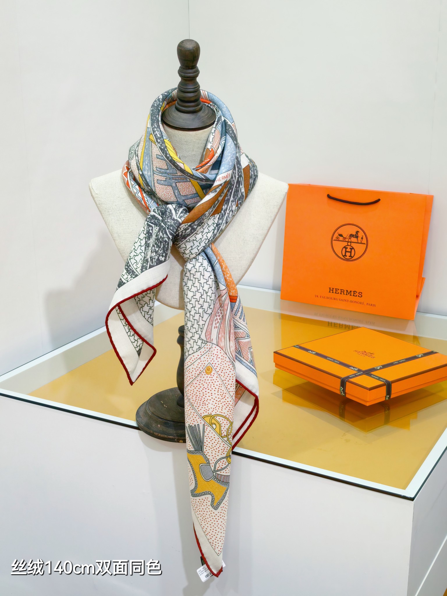 ❄RHMS2558
双面同色  140x140cm 70%羊绒30%真丝
爱马仕《爱马仕之约》