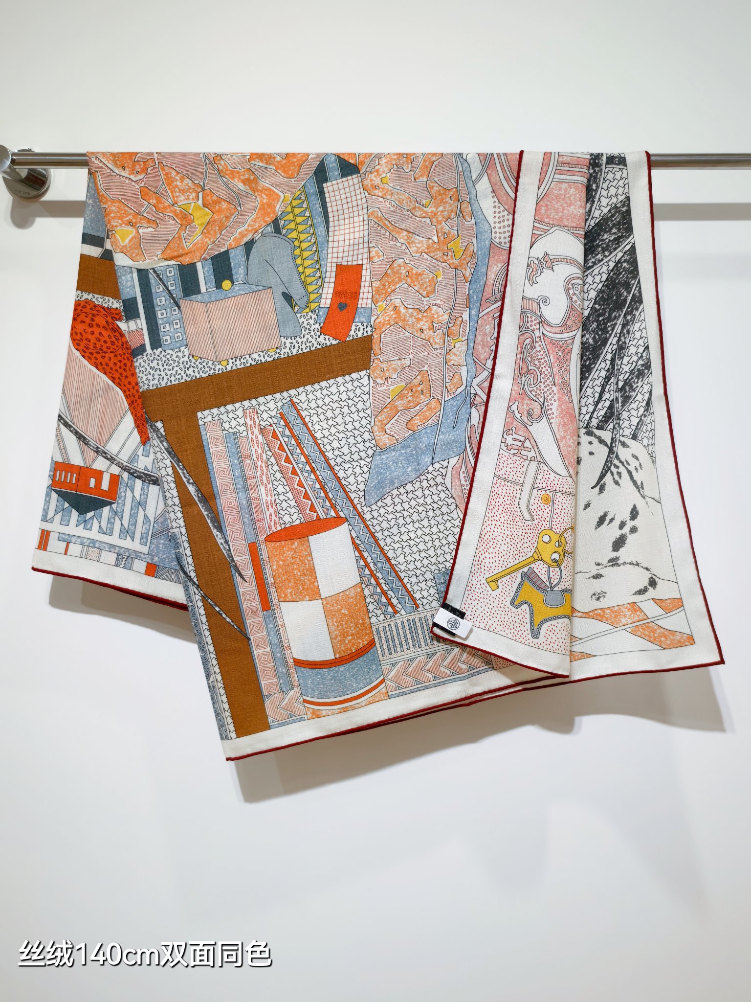 ❄RHMS2558
双面同色  140x140cm 70%羊绒30%真丝
爱马仕《爱马仕之约》